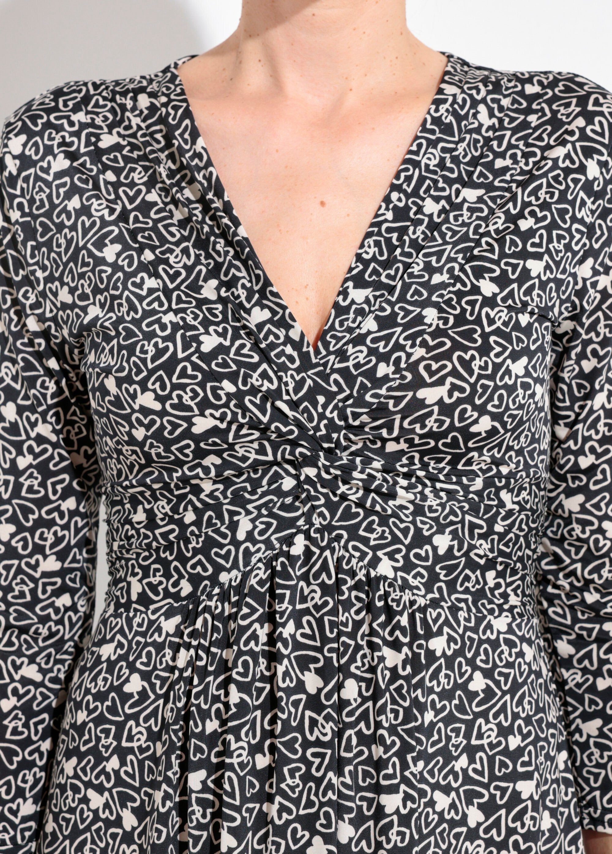 Robe_manches_3/4_col_V_drapé_motif_coeurs_Noir_et_blanc_DE1_slim