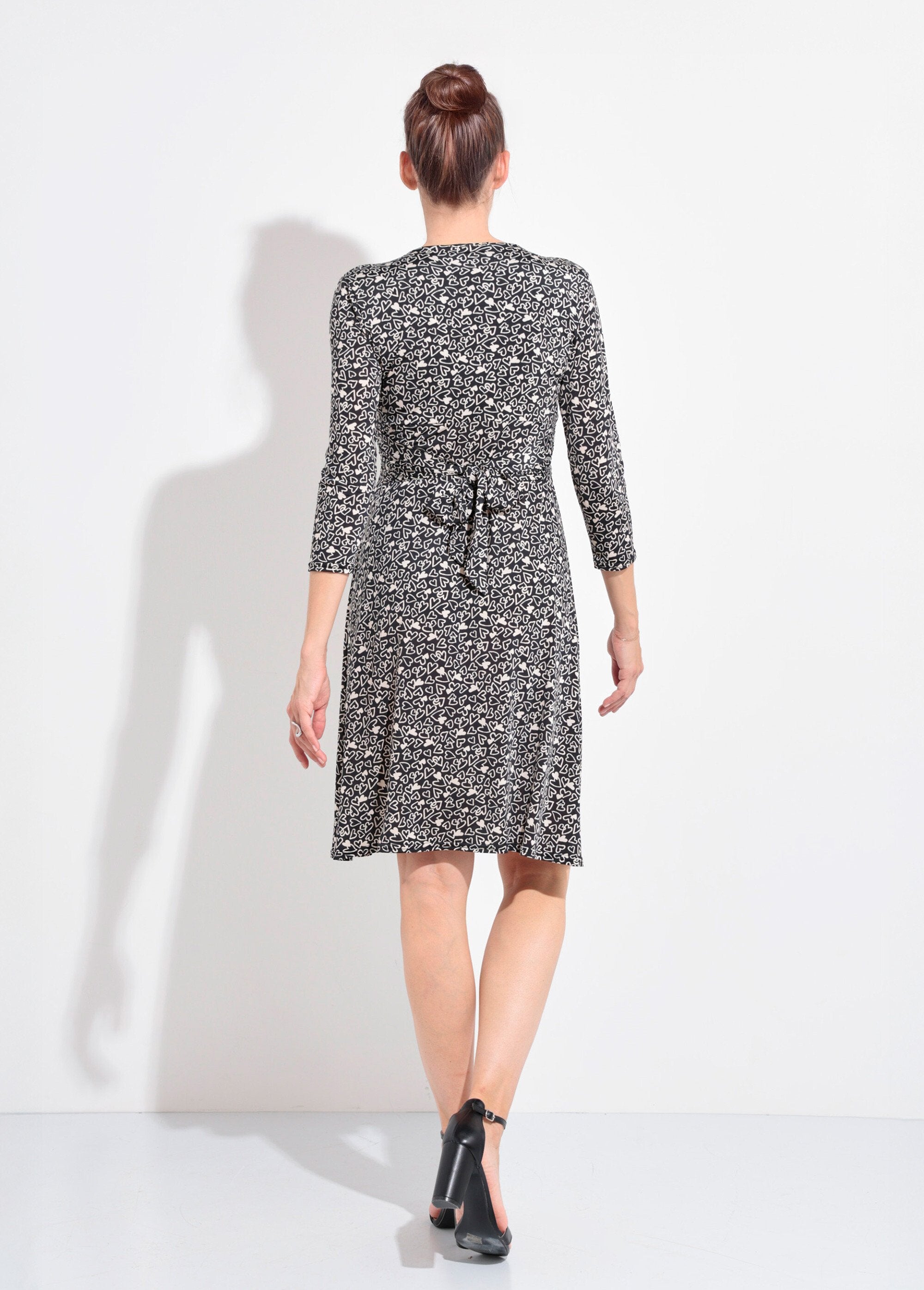 Gedrapeerde_hartjurk_met_3/4-mouwen_en_V-hals_Noir_et_blanc_DO1_slim