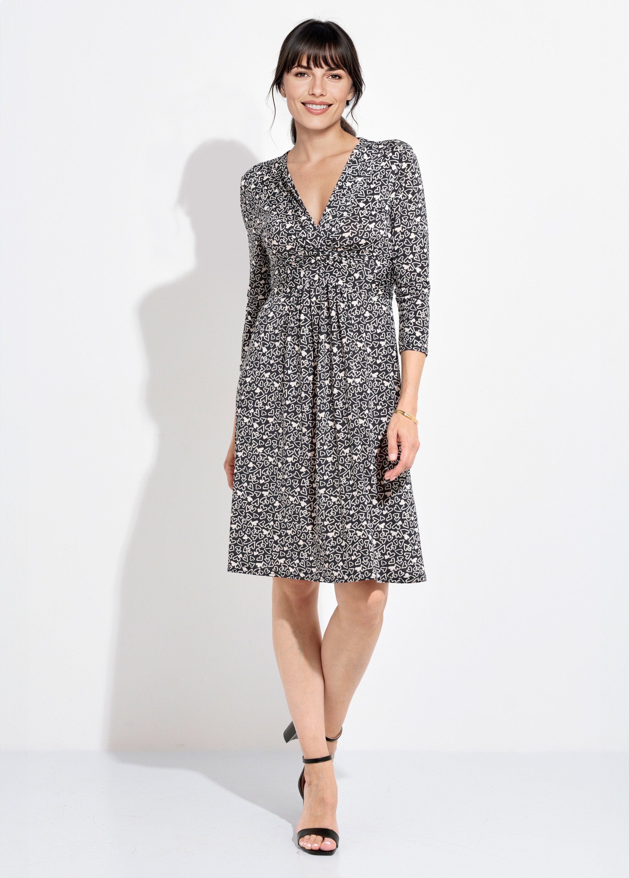 Gedrapeerde_hartjurk_met_3/4-mouwen_en_V-hals_Noir_et_blanc_FA1_slim