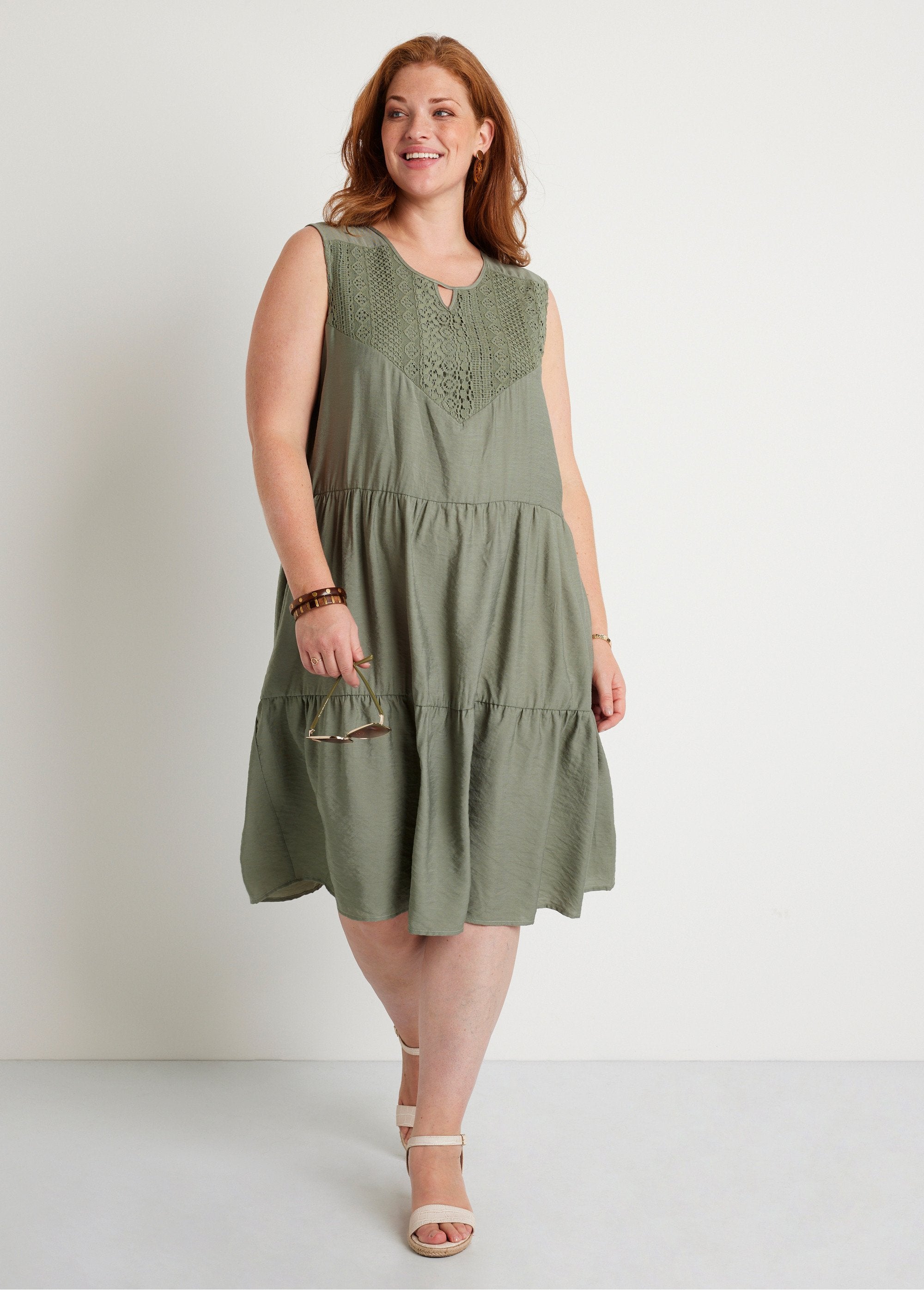 Korte_mouwloze_jurk_met_ruches_Khaki_FA1_curvy