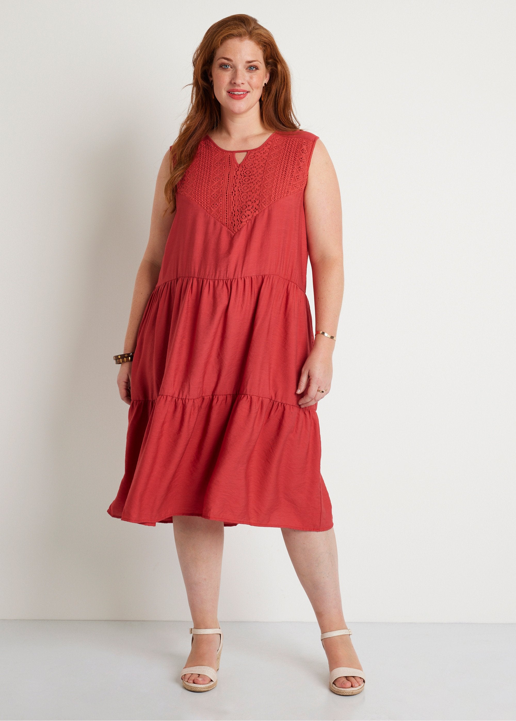 Short_ruffled_sleeveless_dress_Paprika_FA1_curvy