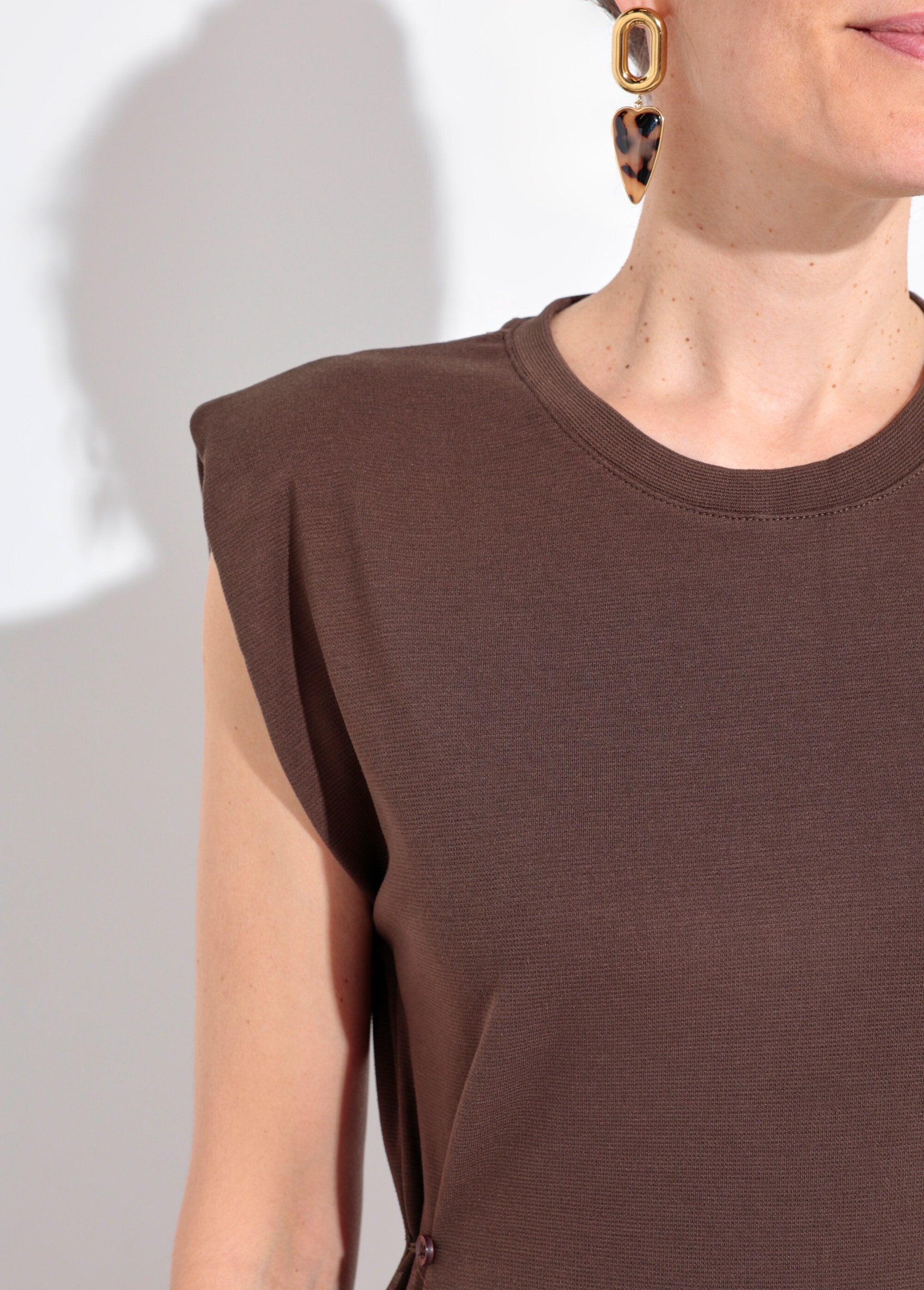 Lange_effen_T-shirtjurk_met_ronde_hals_Marron_DE1_slim