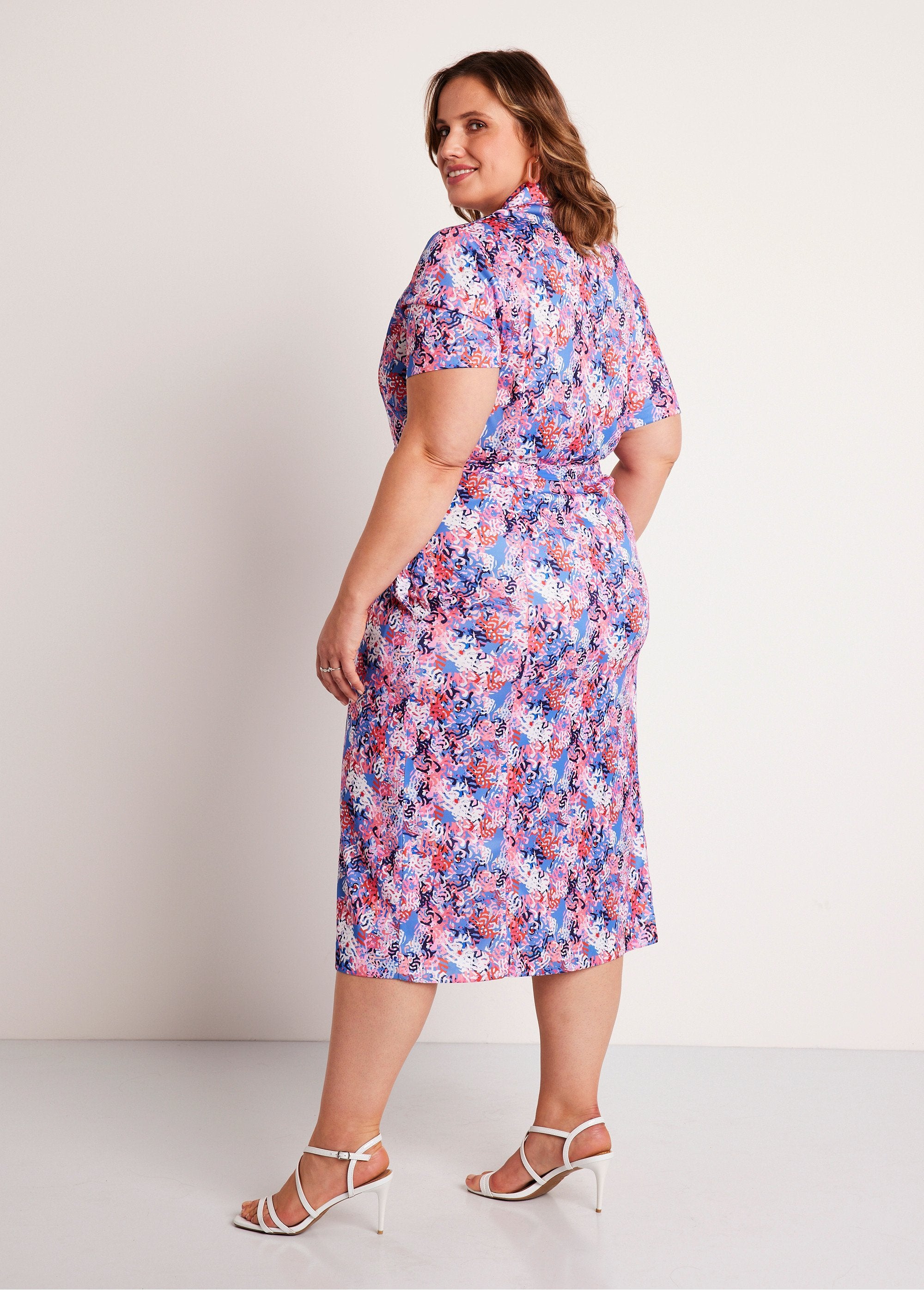 Bedrukte_rechte_midi-jurk_met_knopen_Blauw_en_roze_DO1_curvy