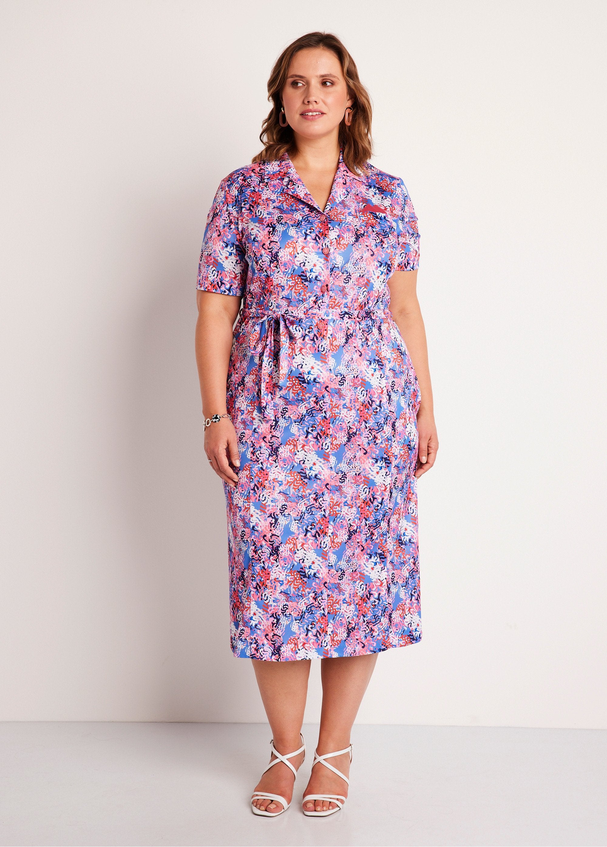 Bedrukte_rechte_midi-jurk_met_knopen_Blauw_en_roze_FA1_curvy