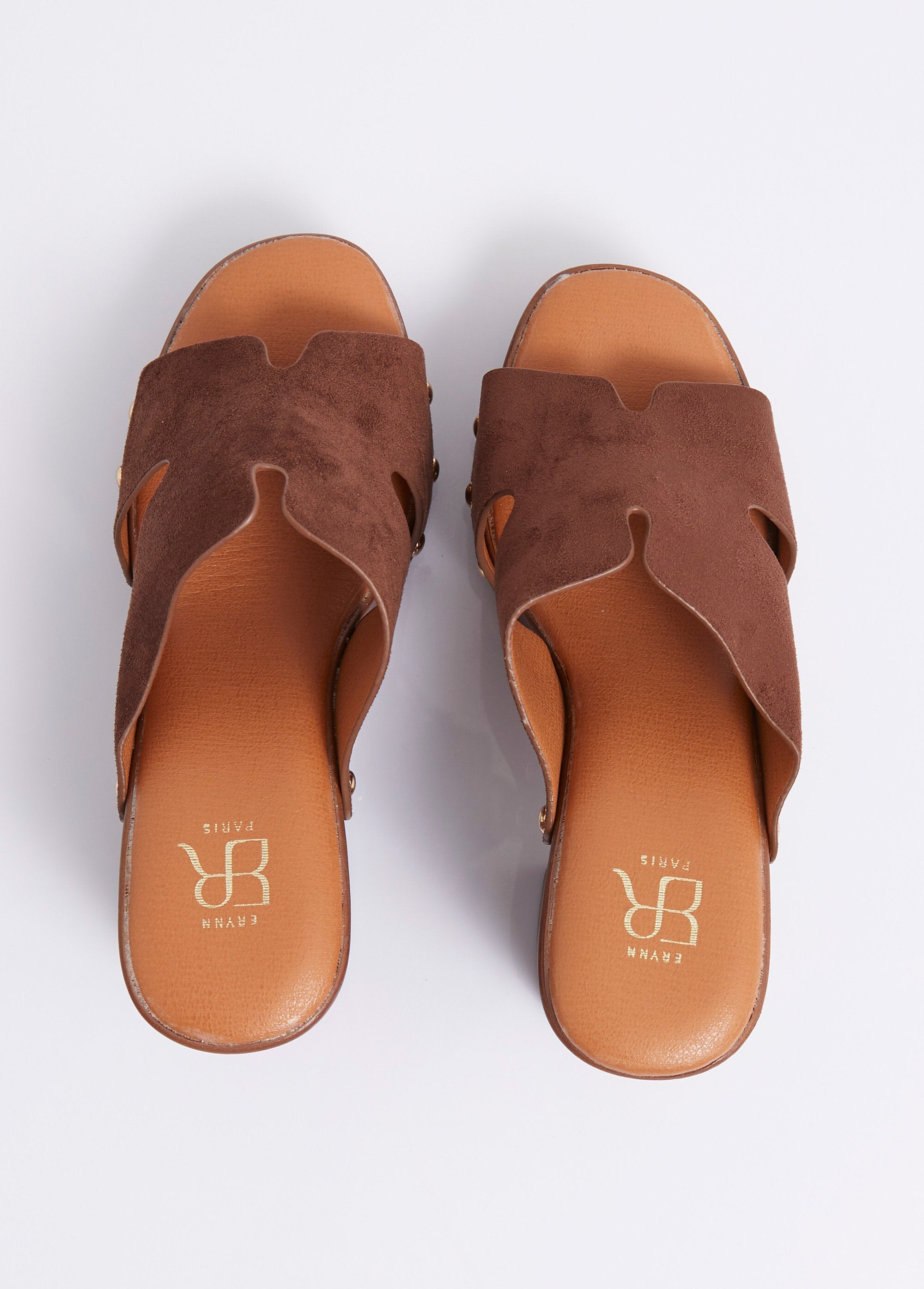 Klompen_met_hak,_suède_bovenwerk_met_studs_Maron_OV1_slim