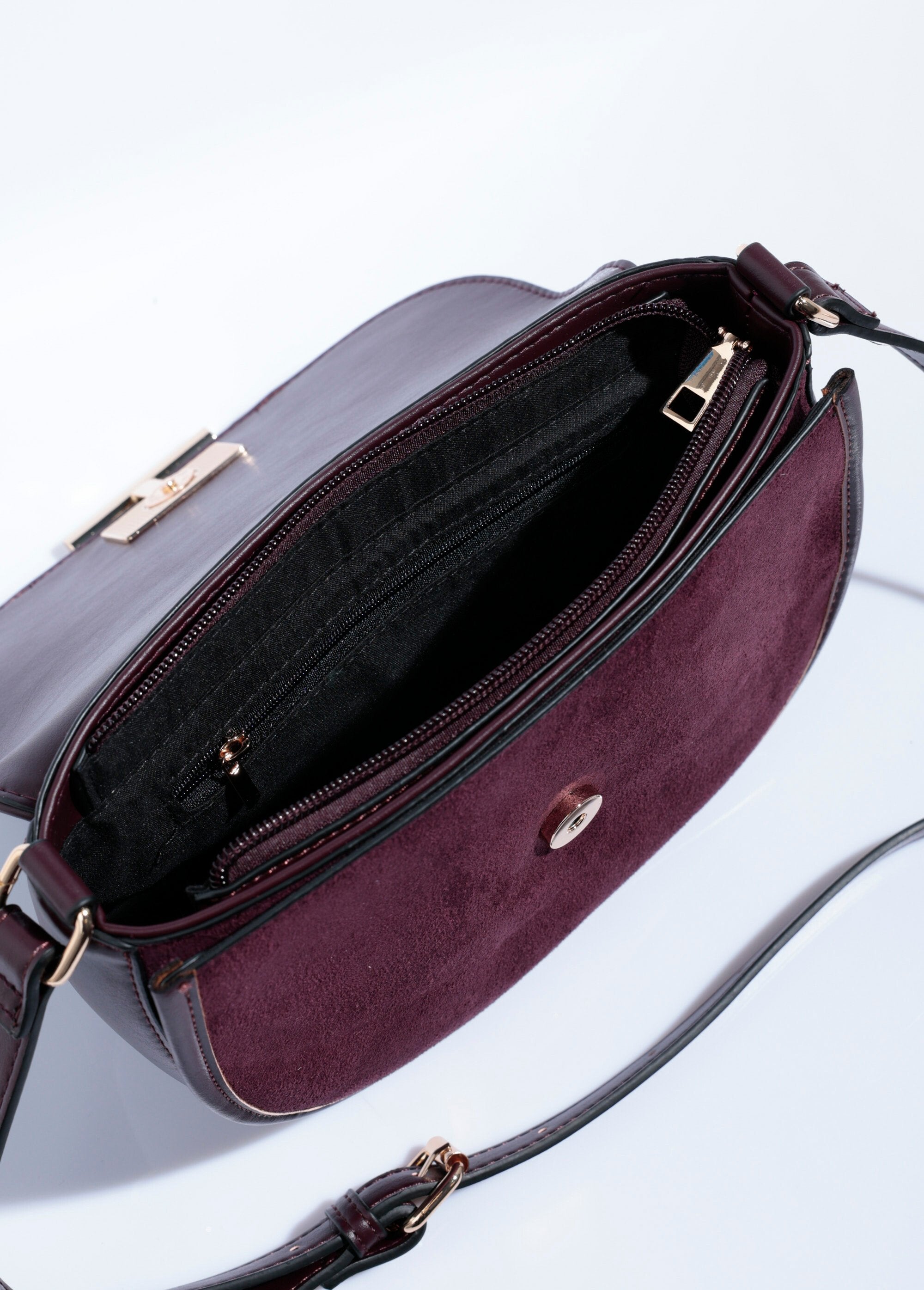 Chique_halve_maan_handtas_van_suède_Bordeaux_DE1_slim