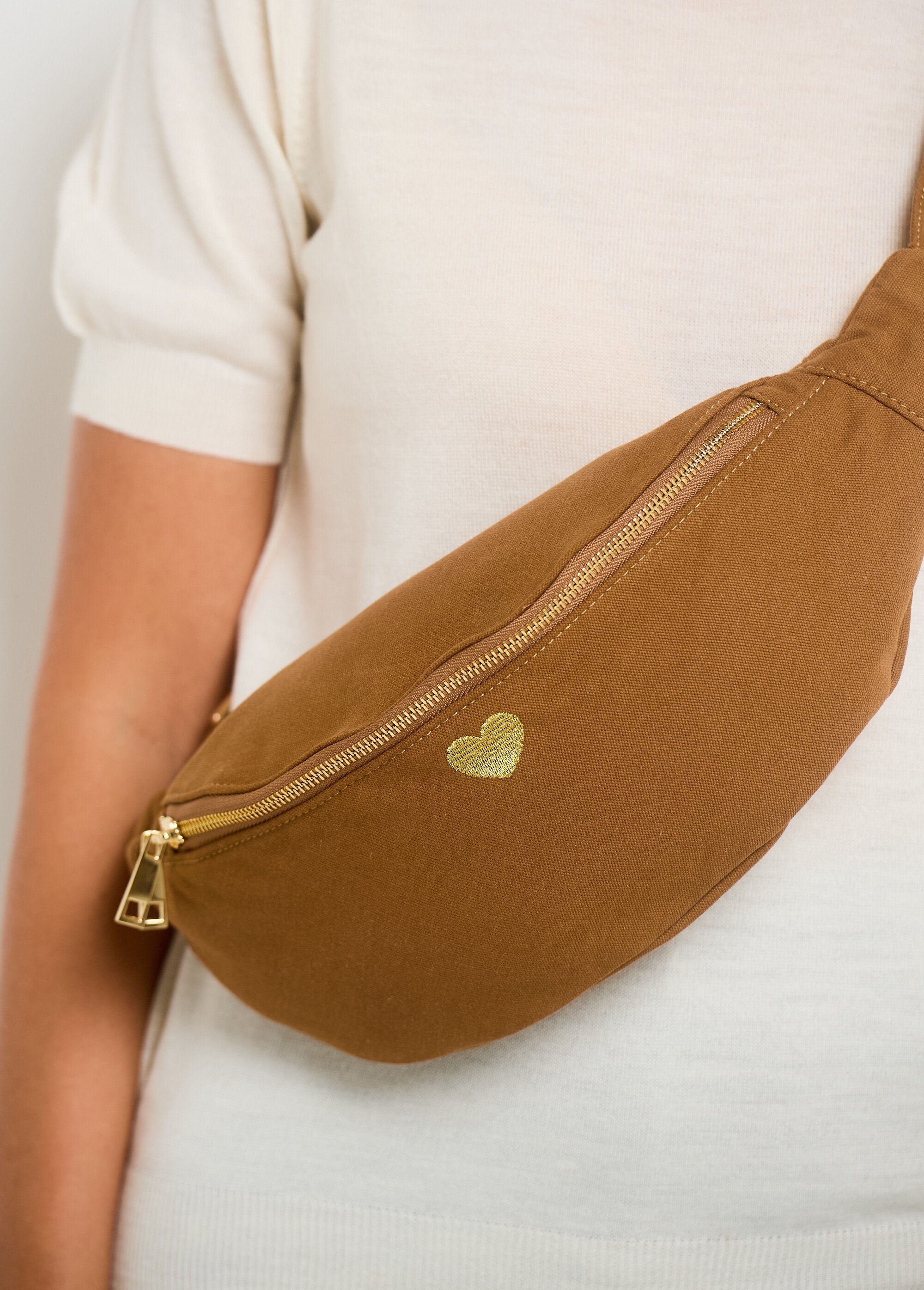 Sac_banane_uni_zippé_broderie_cœur_Camel_DE1_slim