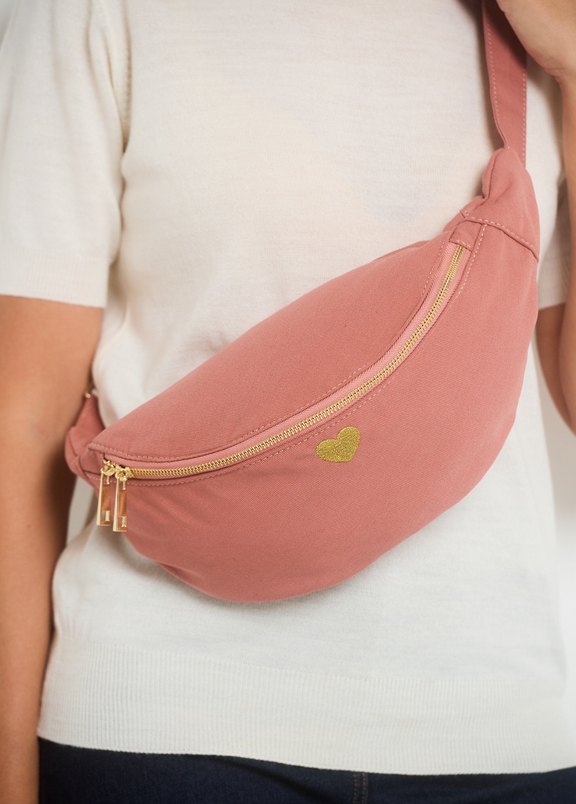 Sac_banane_uni_zippé_broderie_cœur_Rose_poudre_DE1_slim