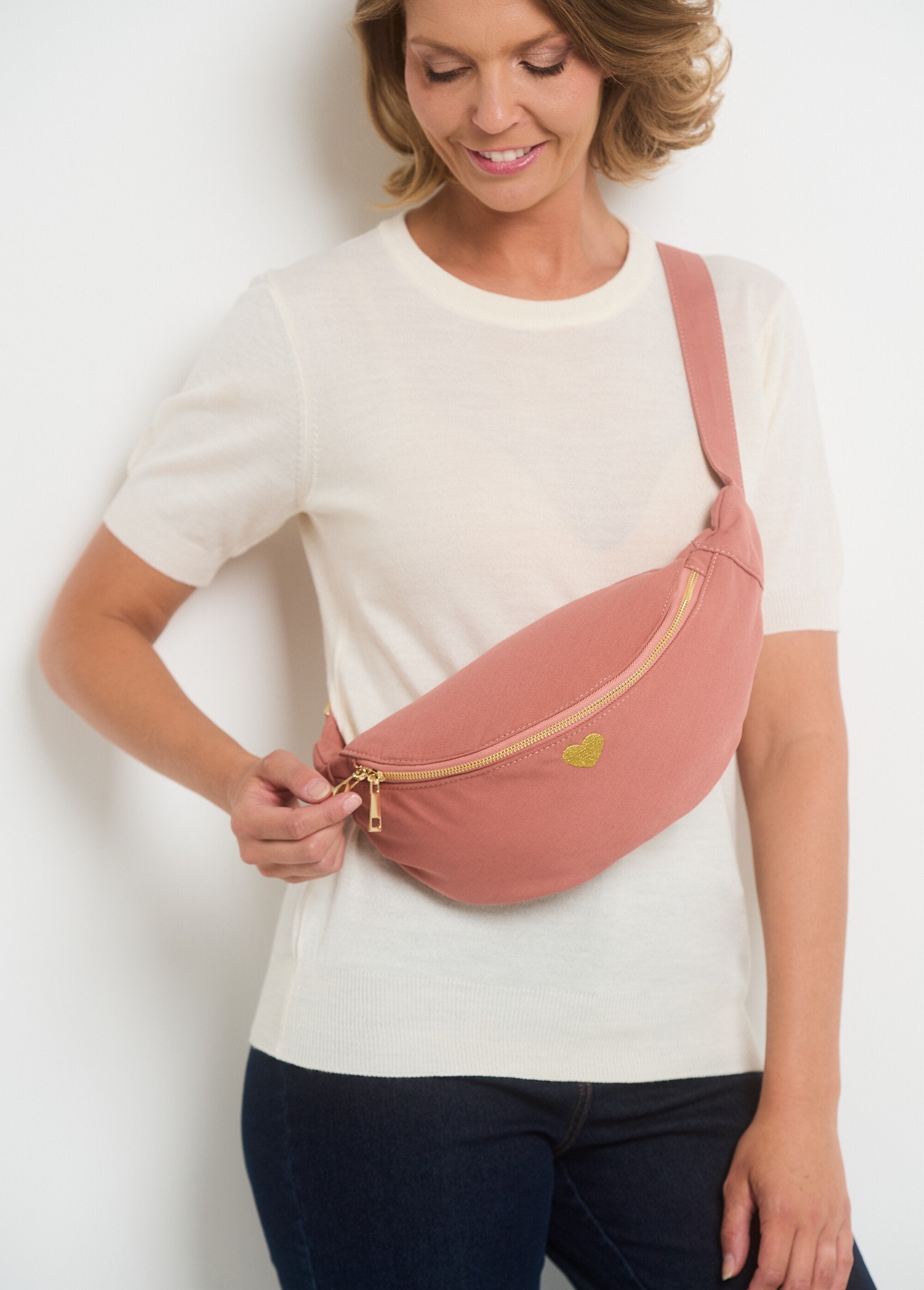 Sac_banane_uni_zippé_broderie_cœur_Rose_poudre_FA1_slim