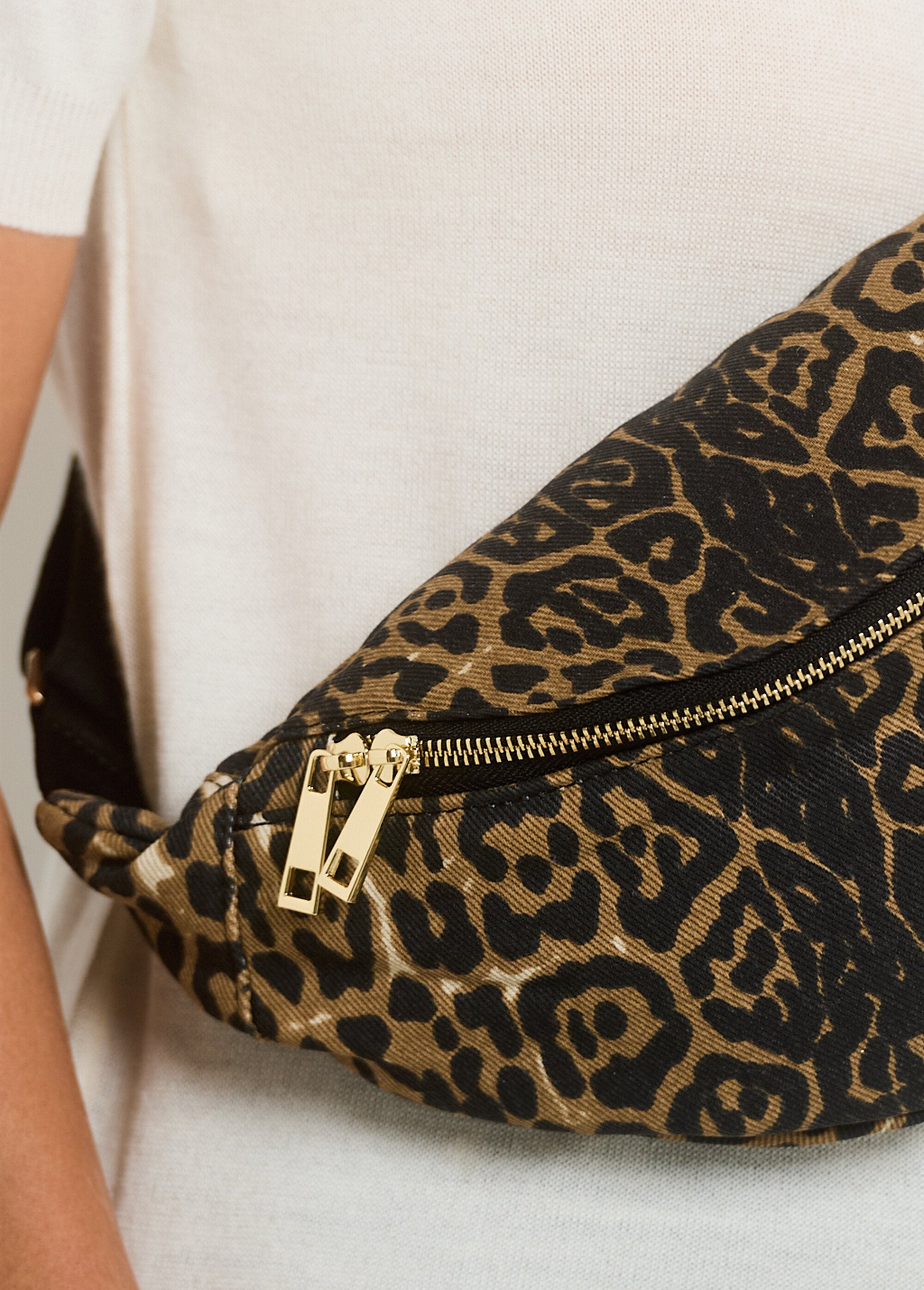 Fanny_pack_met_dierenprint_en_rits_Leopard_DE2_slim