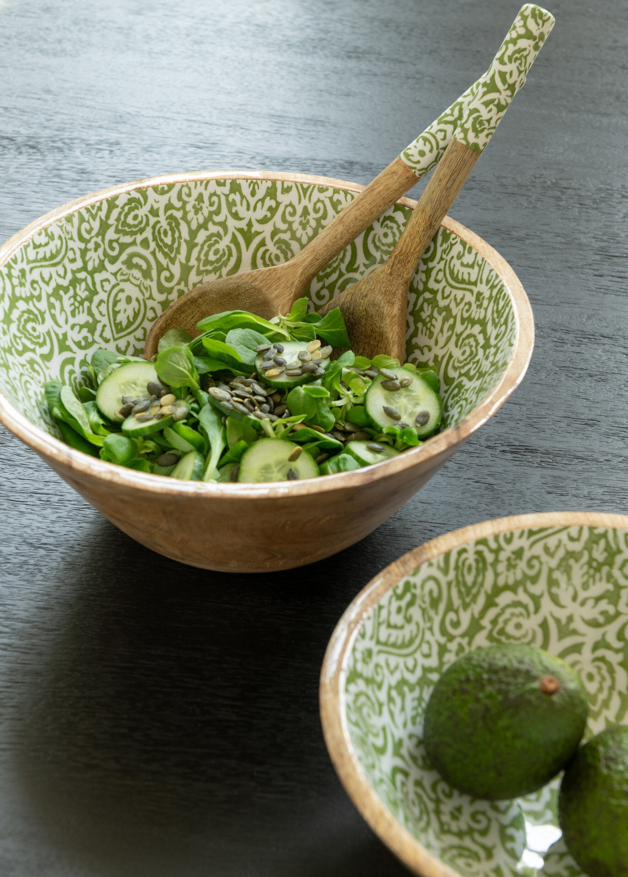 Interior_wooden_salad_bowl_with_arabesque_decor_Beige_and_green_DE1_slim