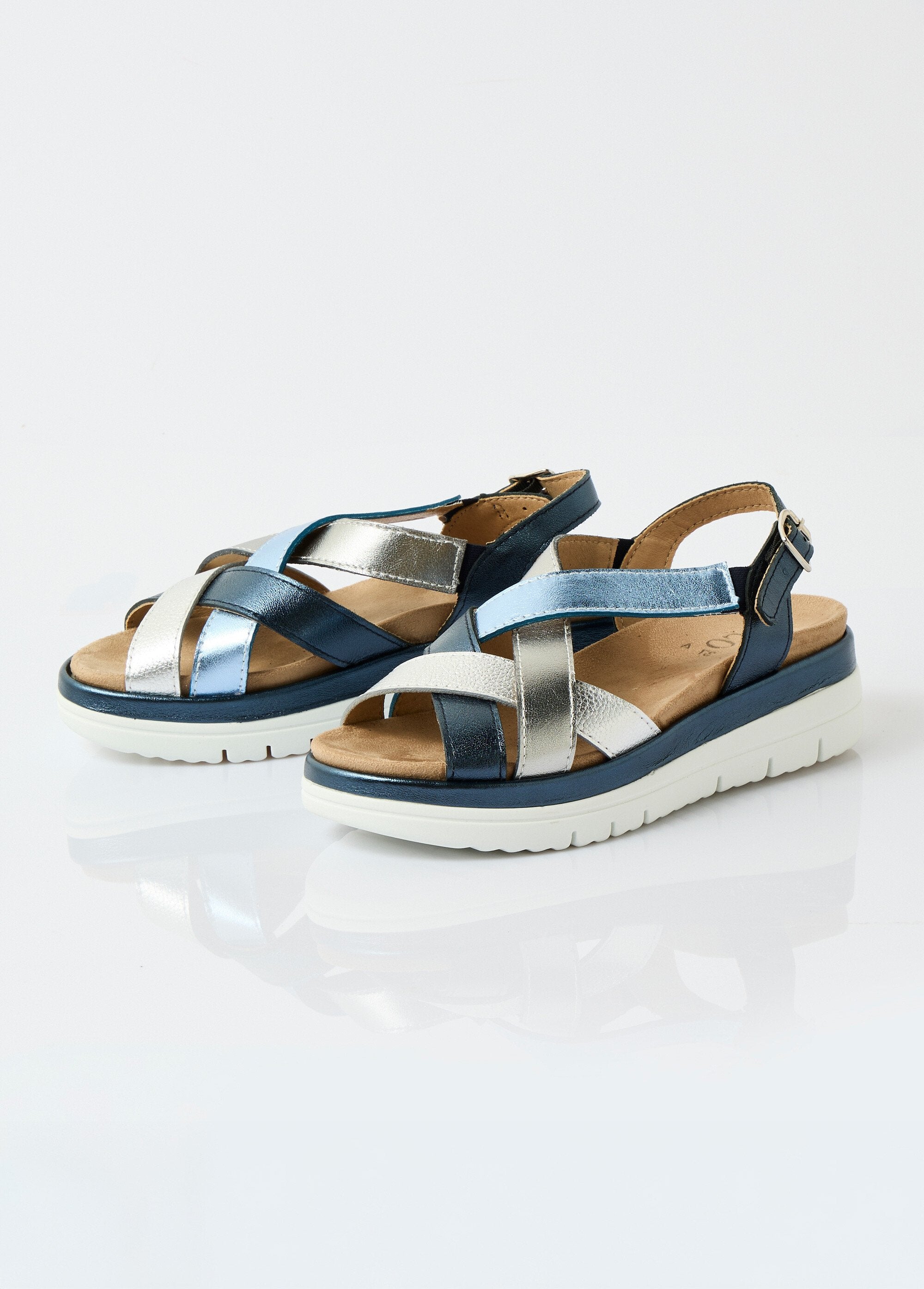 Sandalen_met_brede_sleehak_en_meerdere_banden_Marine_et_argente_DE1_slim