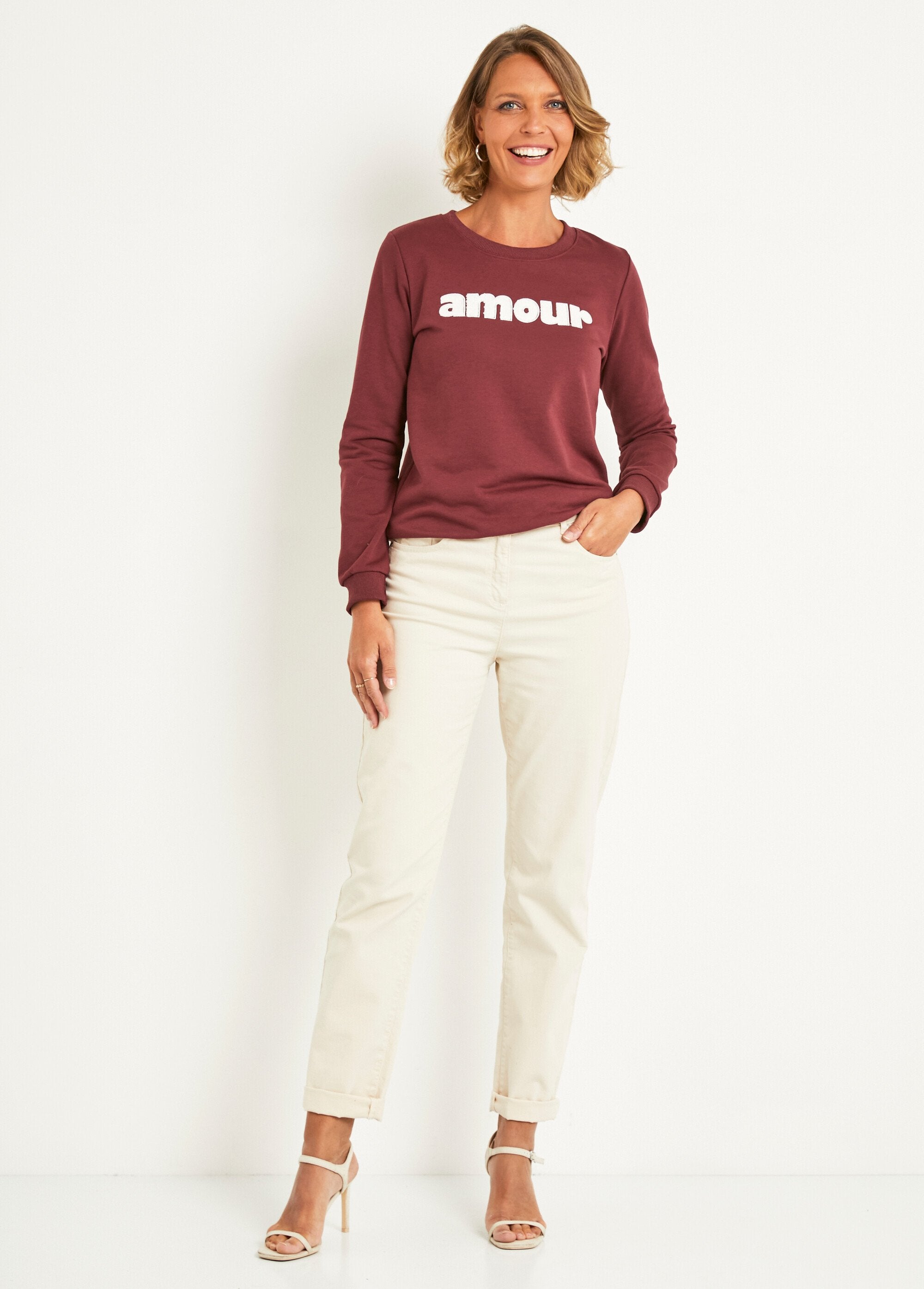 Sweater_met_lange_mouwen_en_geborduurde_boodschap_Bordeaux_SF1_slim