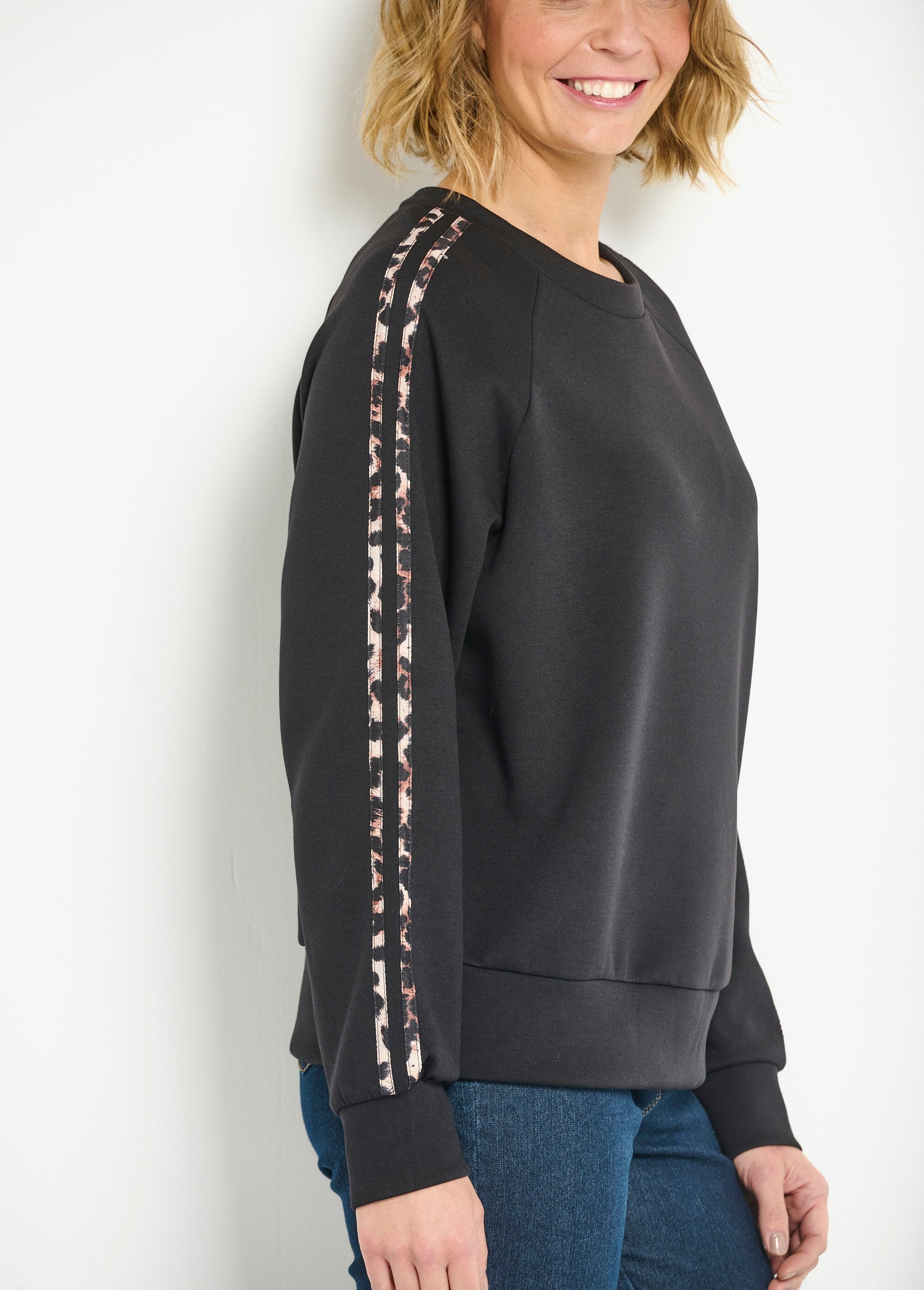 Sweat_confort_col_rond_bandes_léopard_Noir_DE2_slim