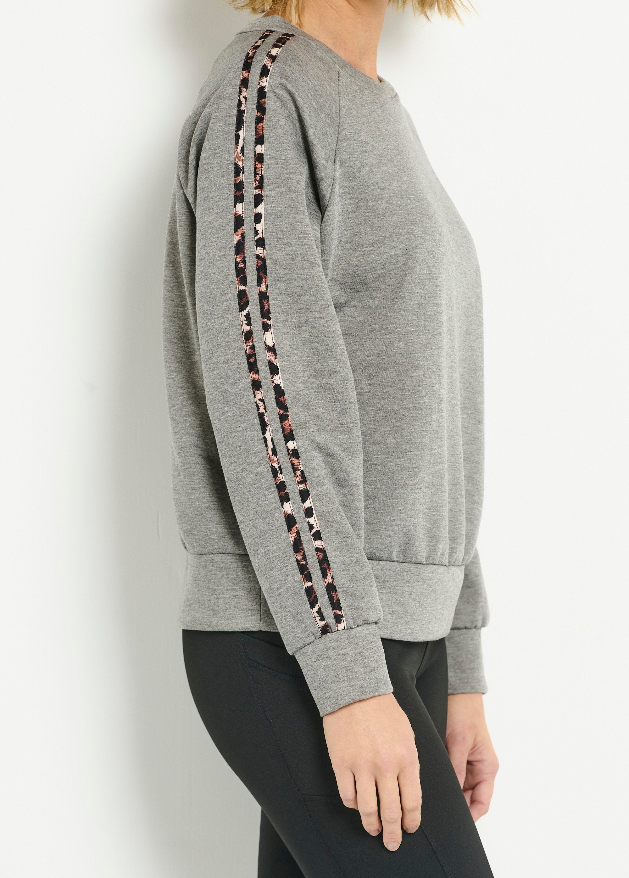 Sweat_confort_col_rond_bandes_léopard_Gris_DE2_slim