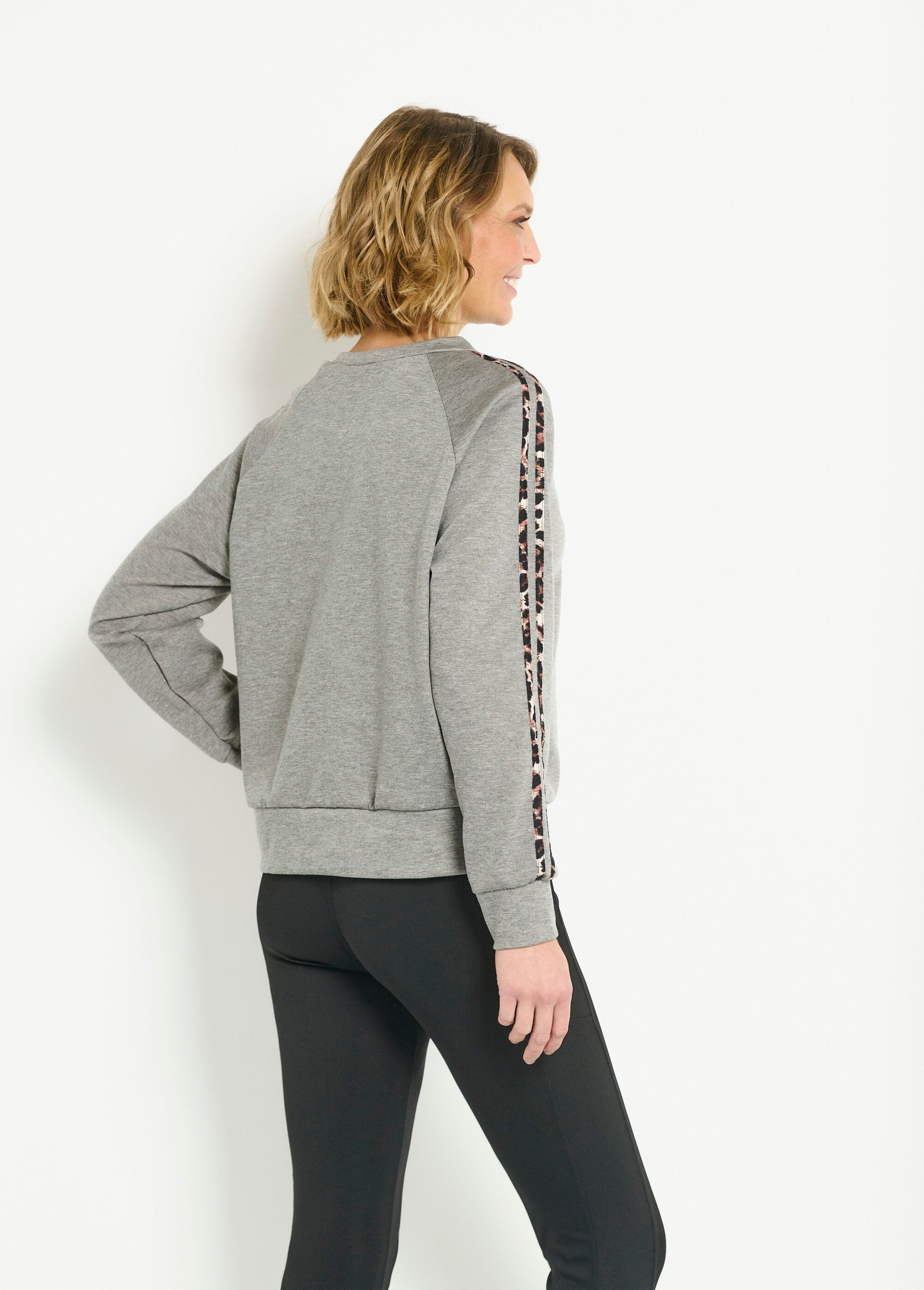 Sweat_confort_col_rond_bandes_léopard_Gris_DO1_slim