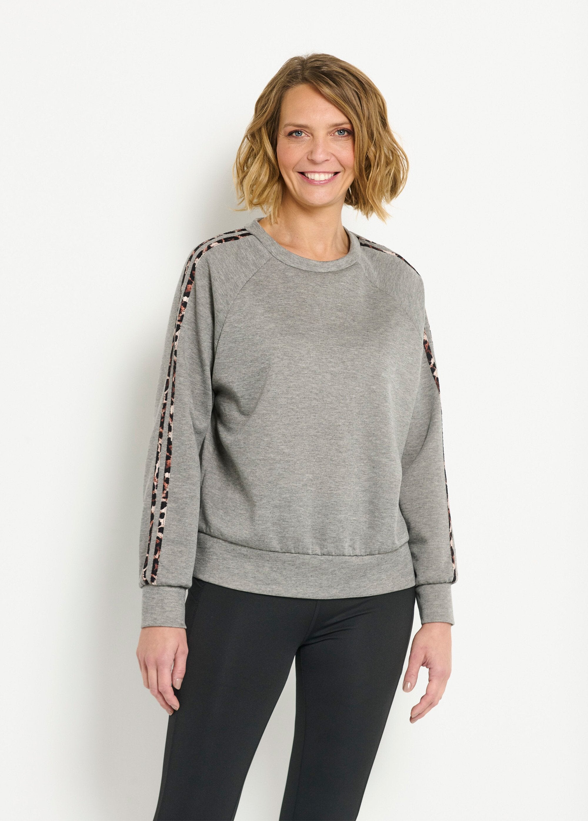 Sweat_confort_col_rond_bandes_léopard_Gris_FA1_slim