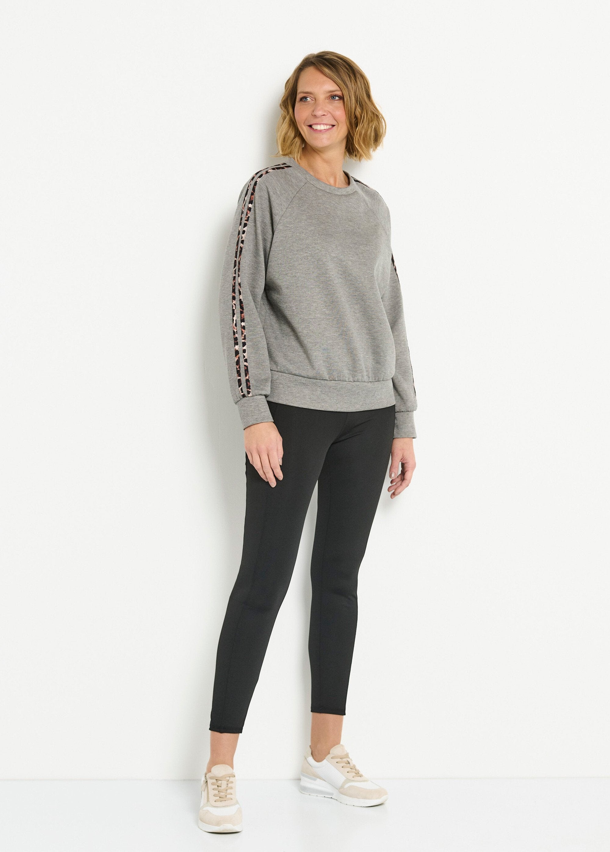 Sweat_confort_col_rond_bandes_léopard_Gris_SF1_slim