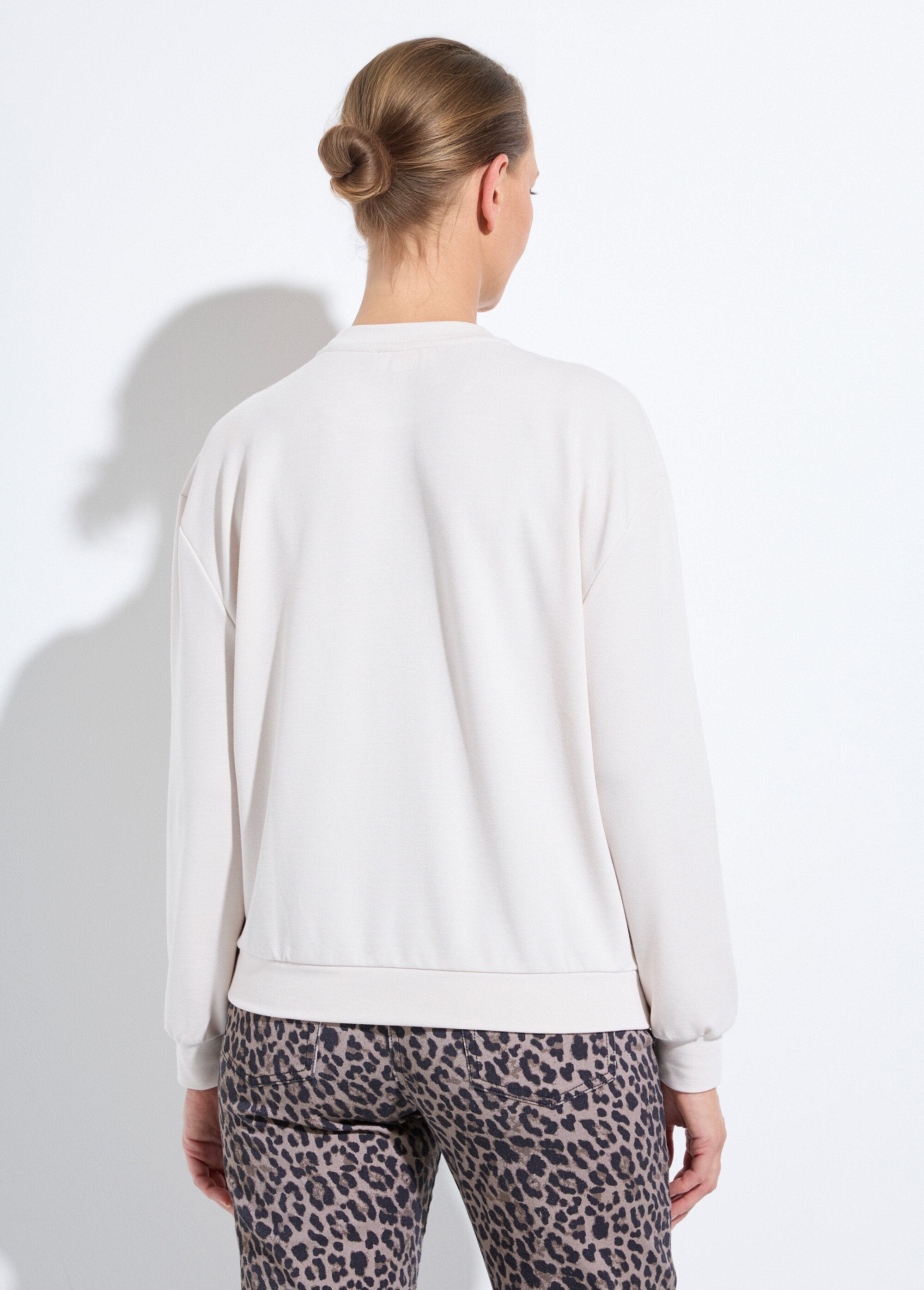 Sweat_volume_boite_molleton_brodé_détail_brillant_Ecru_DO1_slim