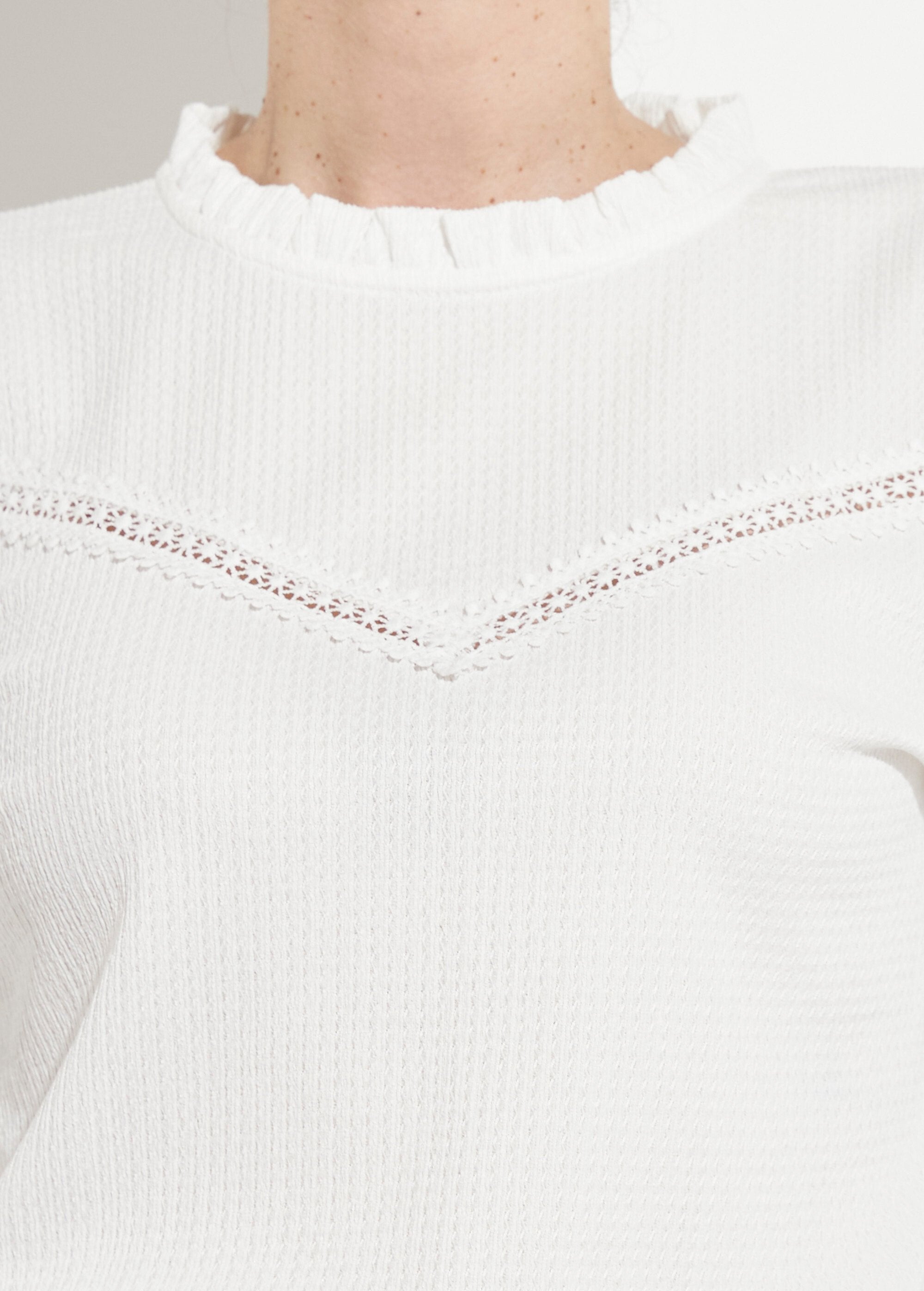 Wit_t-shirt_met_opstaande_kraag_met_ruches_en_wafelbreisel_Blanc_DE2_slim