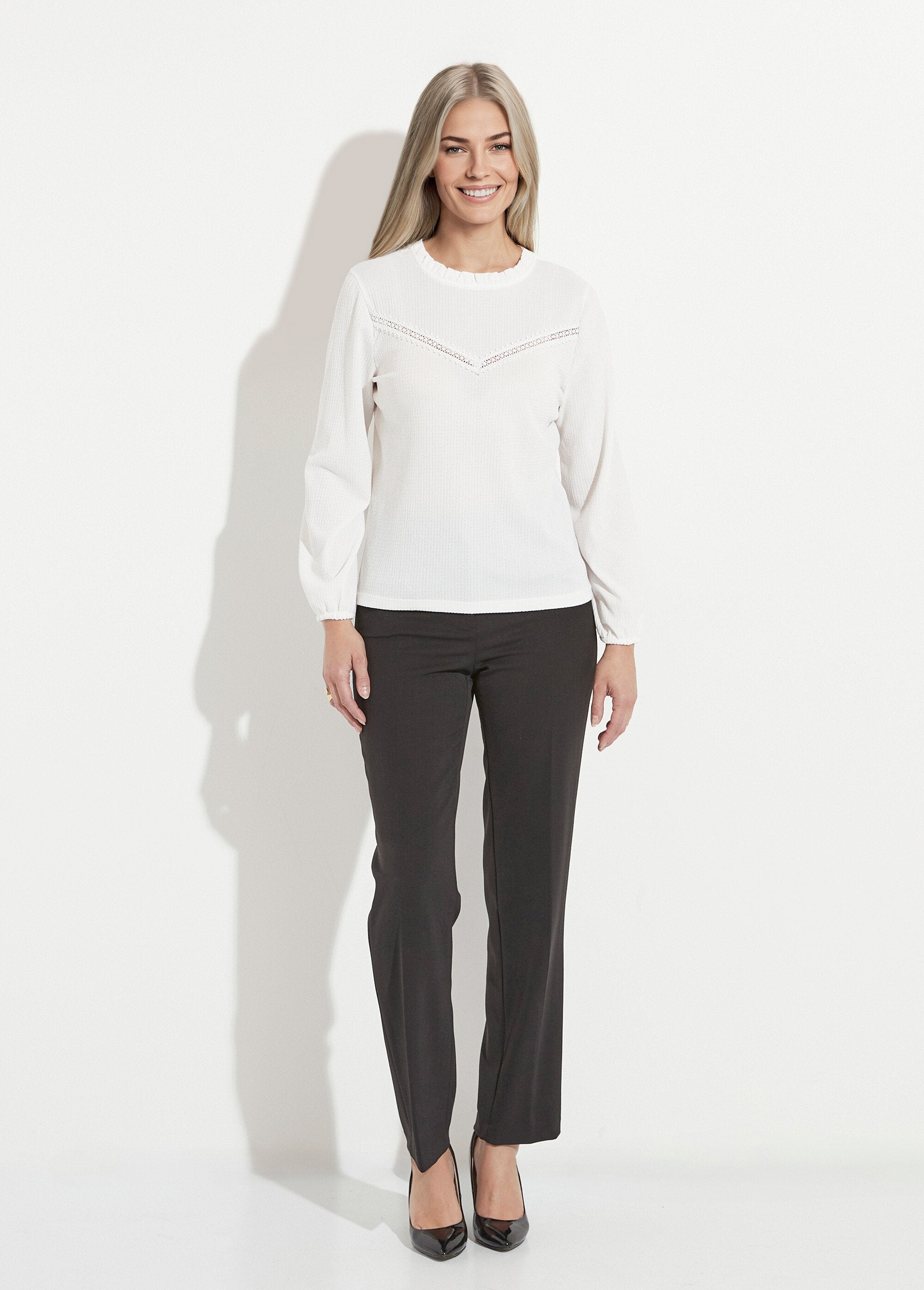 Wit_t-shirt_met_opstaande_kraag_met_ruches_en_wafelbreisel_Blanc_SF1_slim