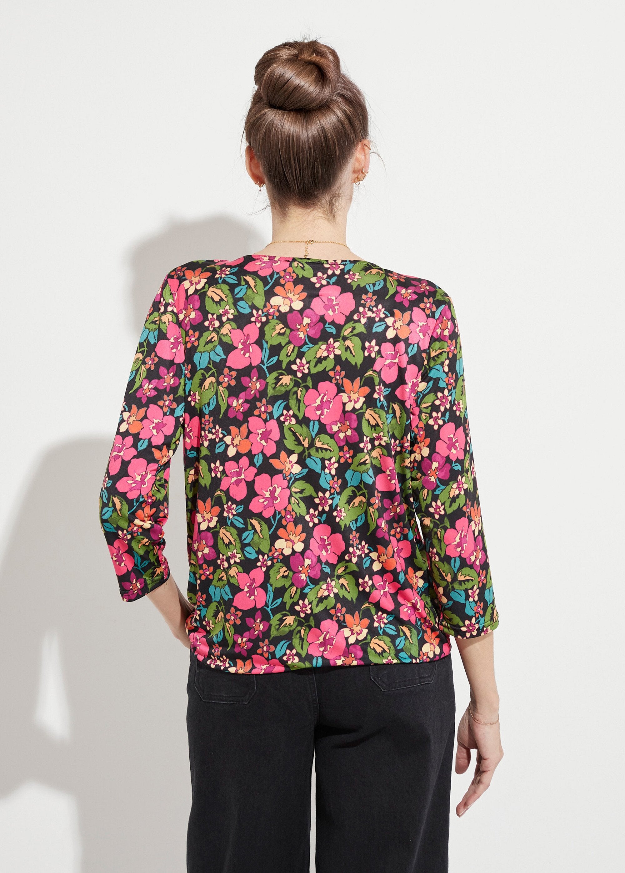 Gebloemd_wikkel_T-shirt_Noir_et_fuchsia_DO1_slim