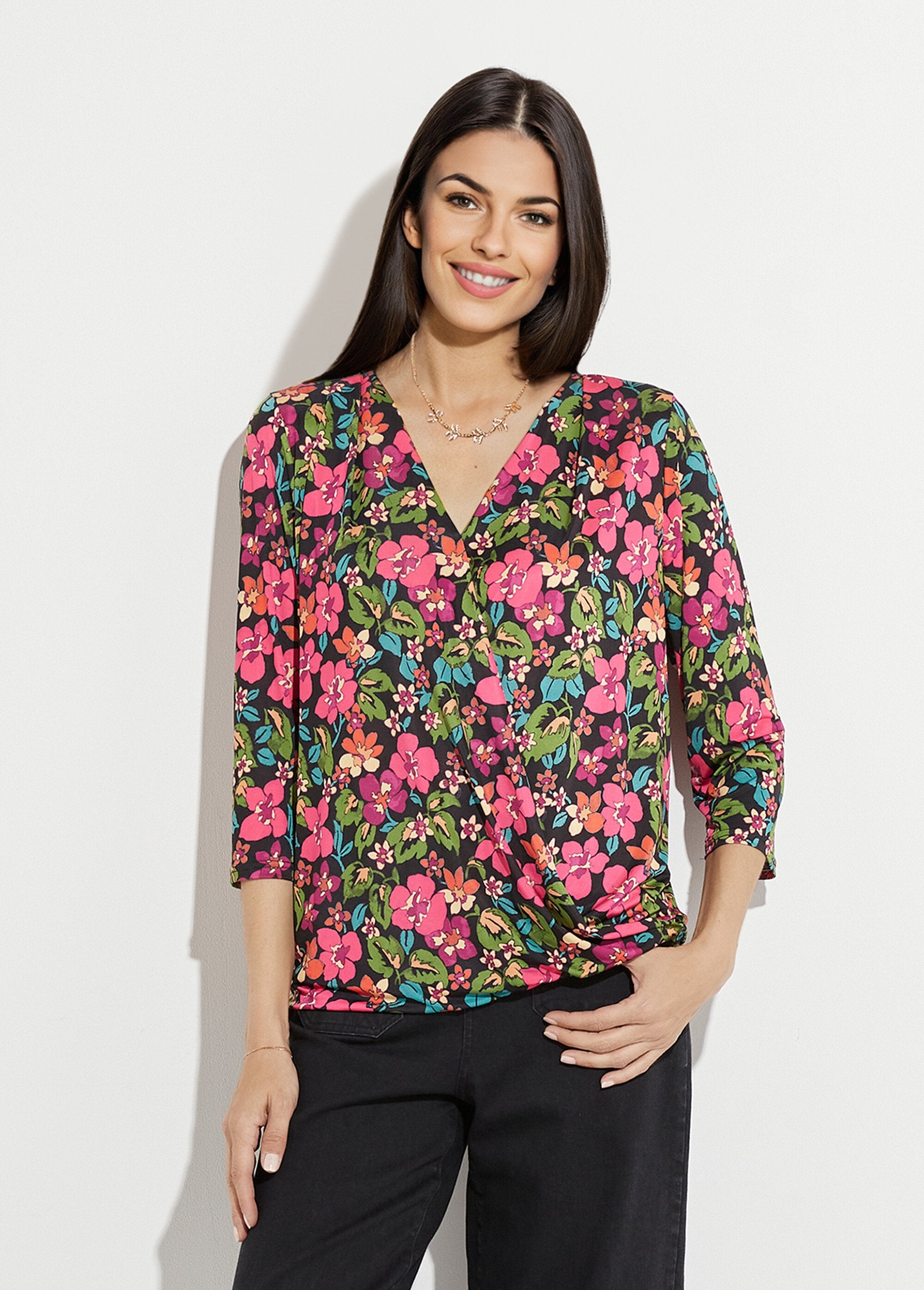 Gebloemd_wikkel_T-shirt_Noir_et_fuchsia_FA1_slim