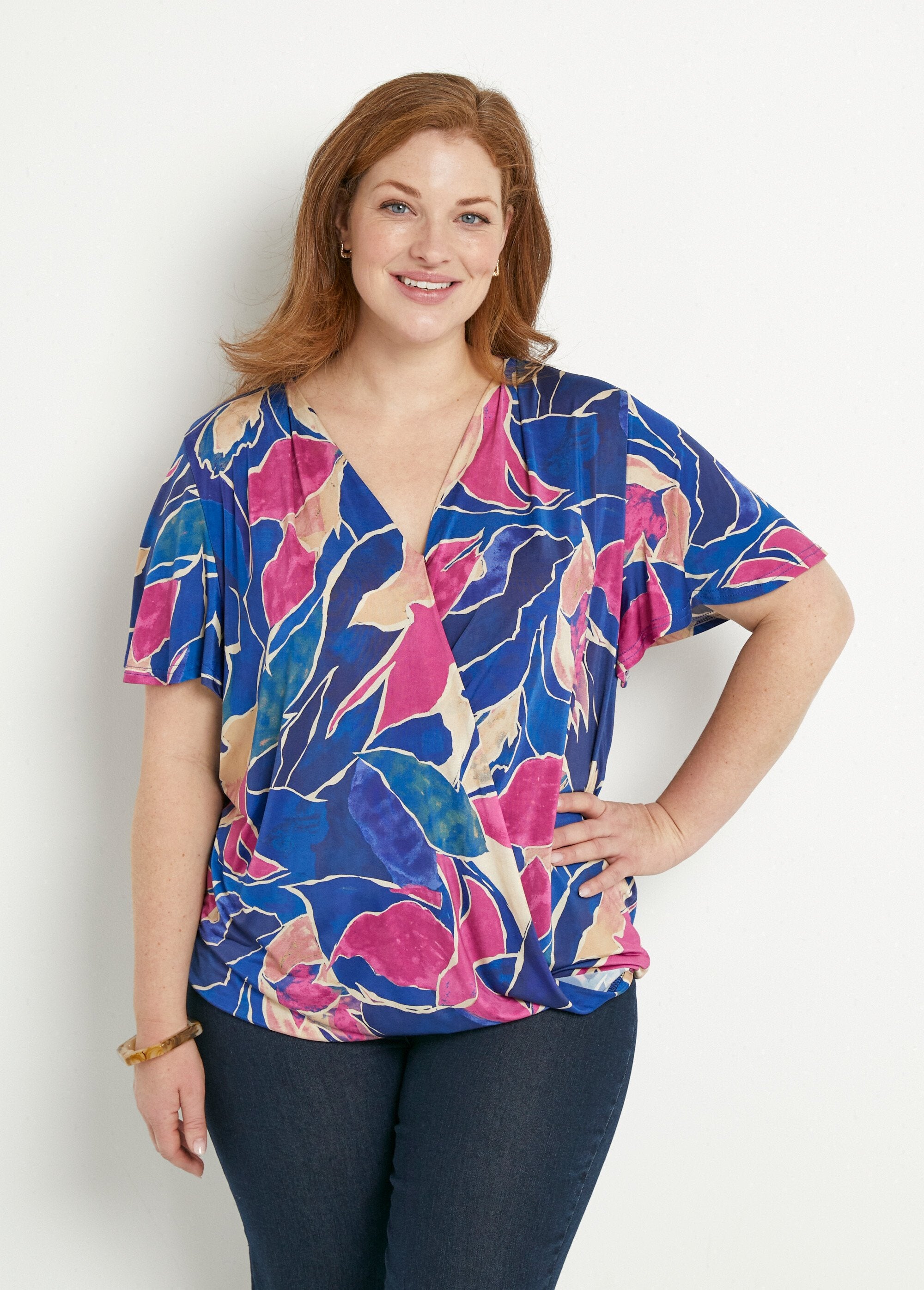 Gebloemd_lang_wikkel_T-shirt_Bleu_et_rose_FA1_curvy