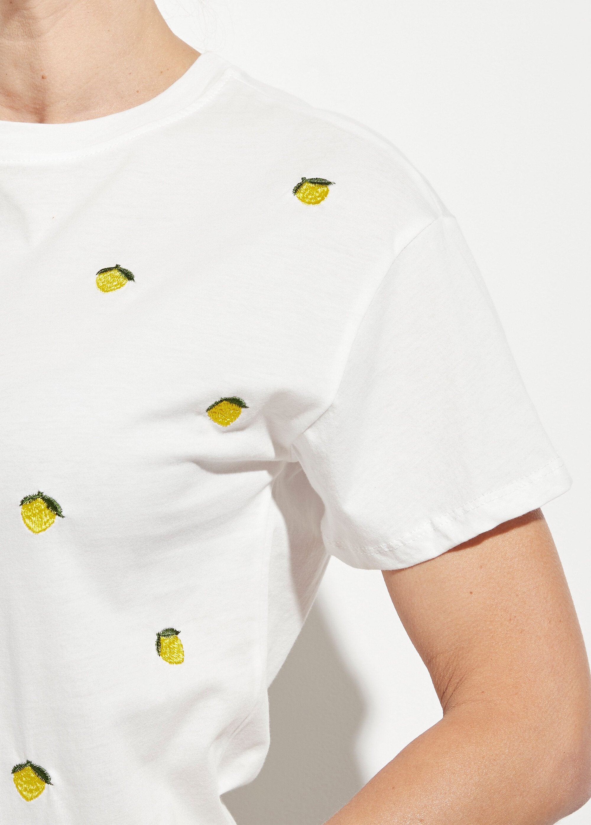 T-shirt_col_rond_avec_broderies_citrons_Blanc_DE1_slim