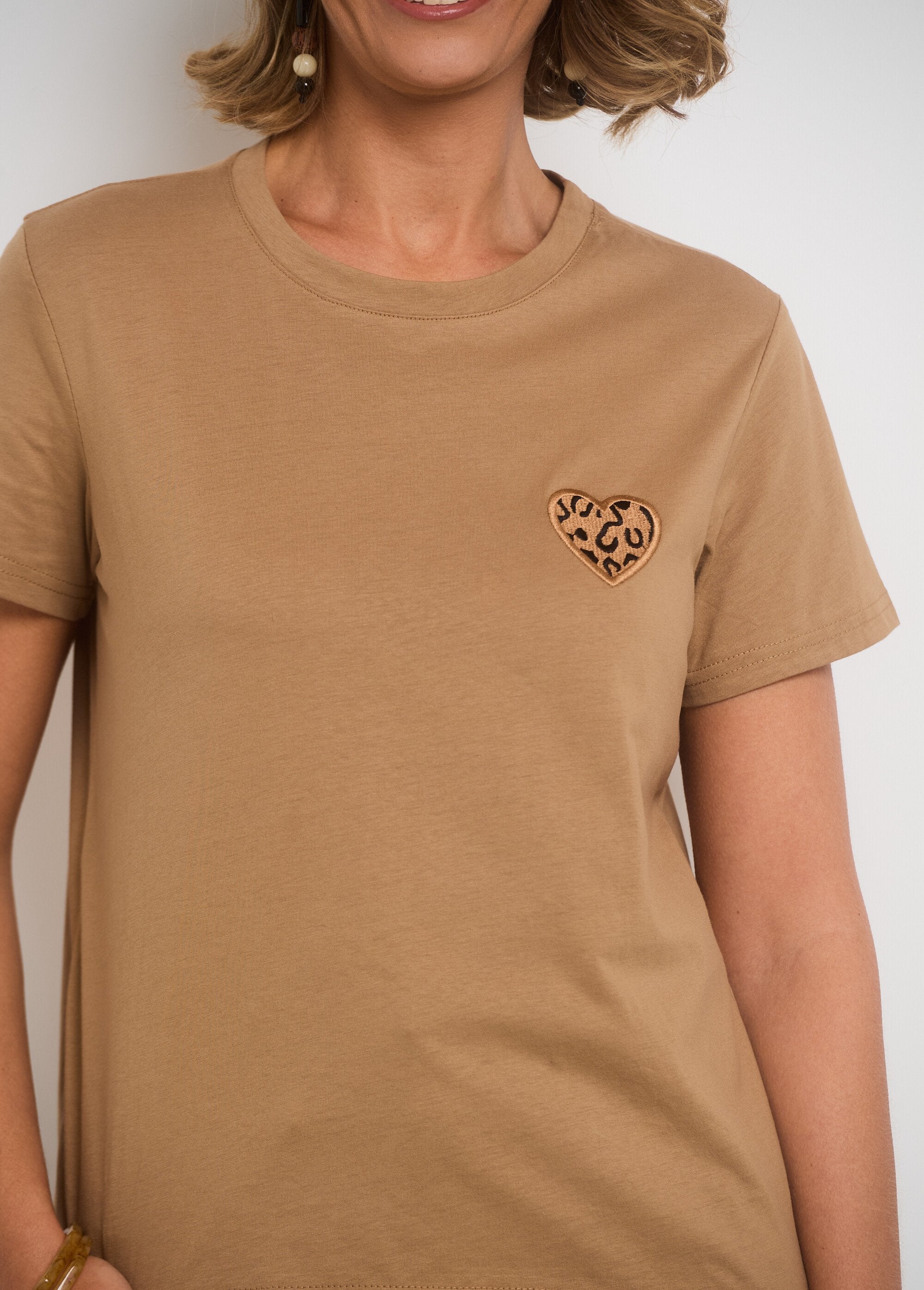 Geborduurd_hart_t-shirt_met_ronde_hals_Camel_DE1_slim