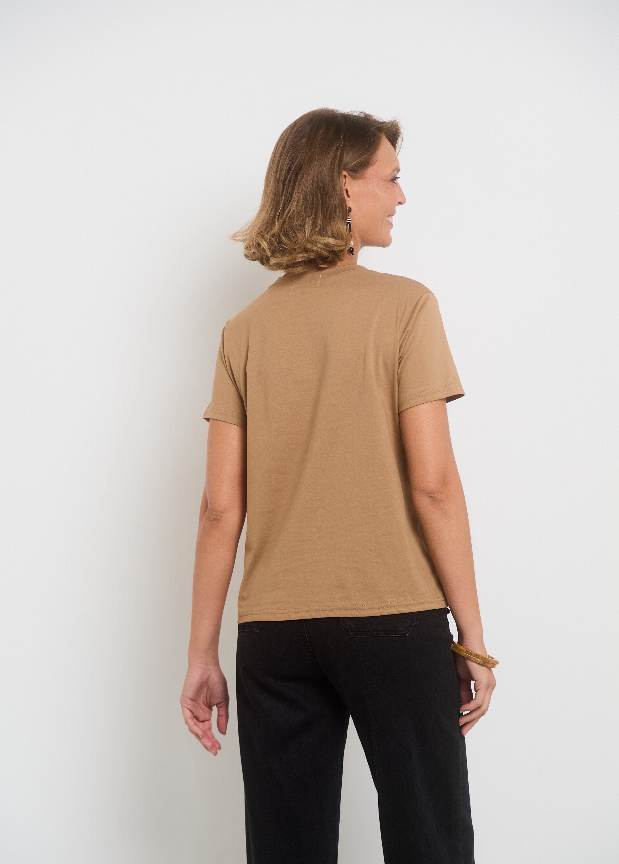 Geborduurd_hart_t-shirt_met_ronde_hals_Camel_DO1_slim