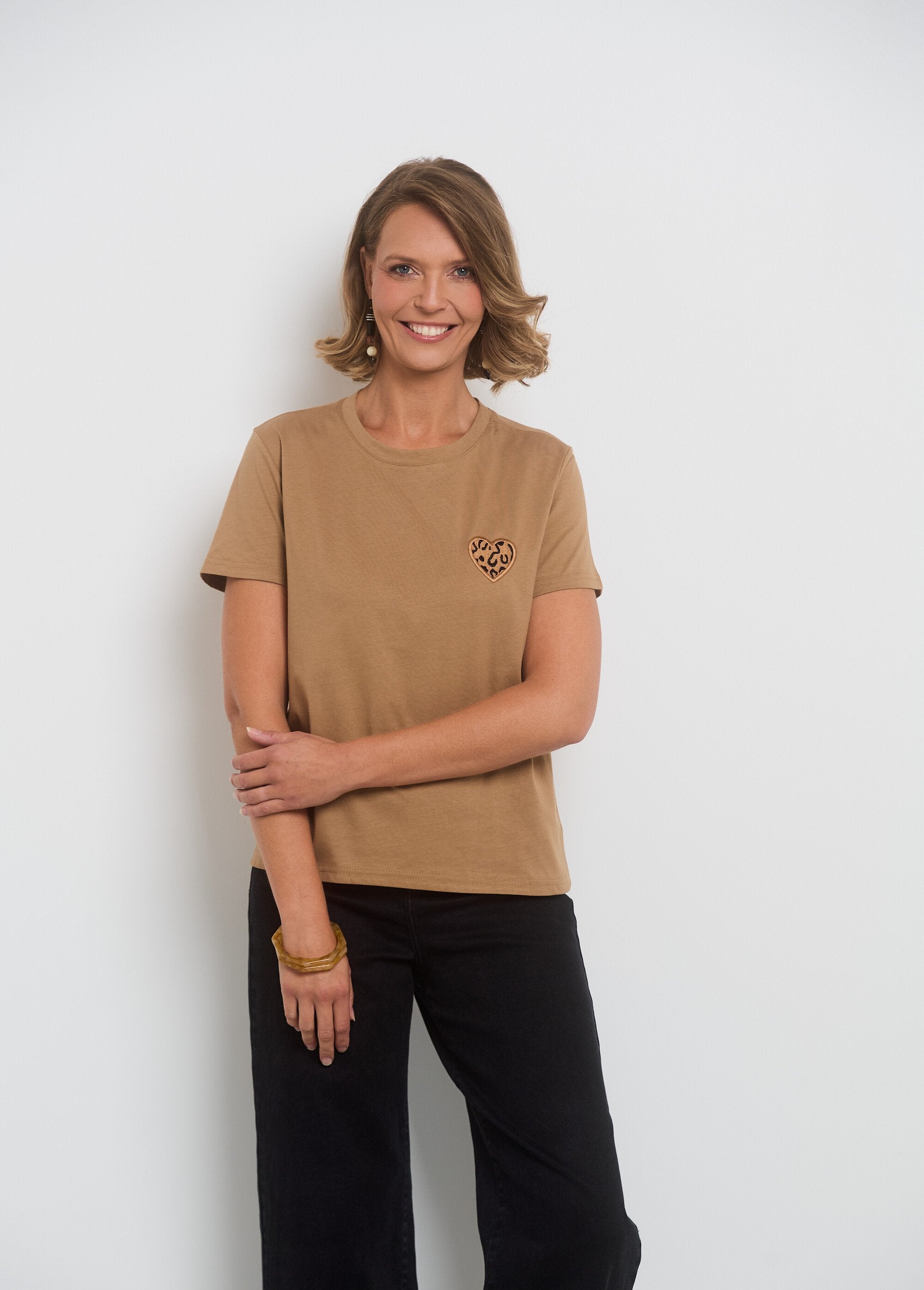 Geborduurd_hart_t-shirt_met_ronde_hals_Camel_FA2_slim