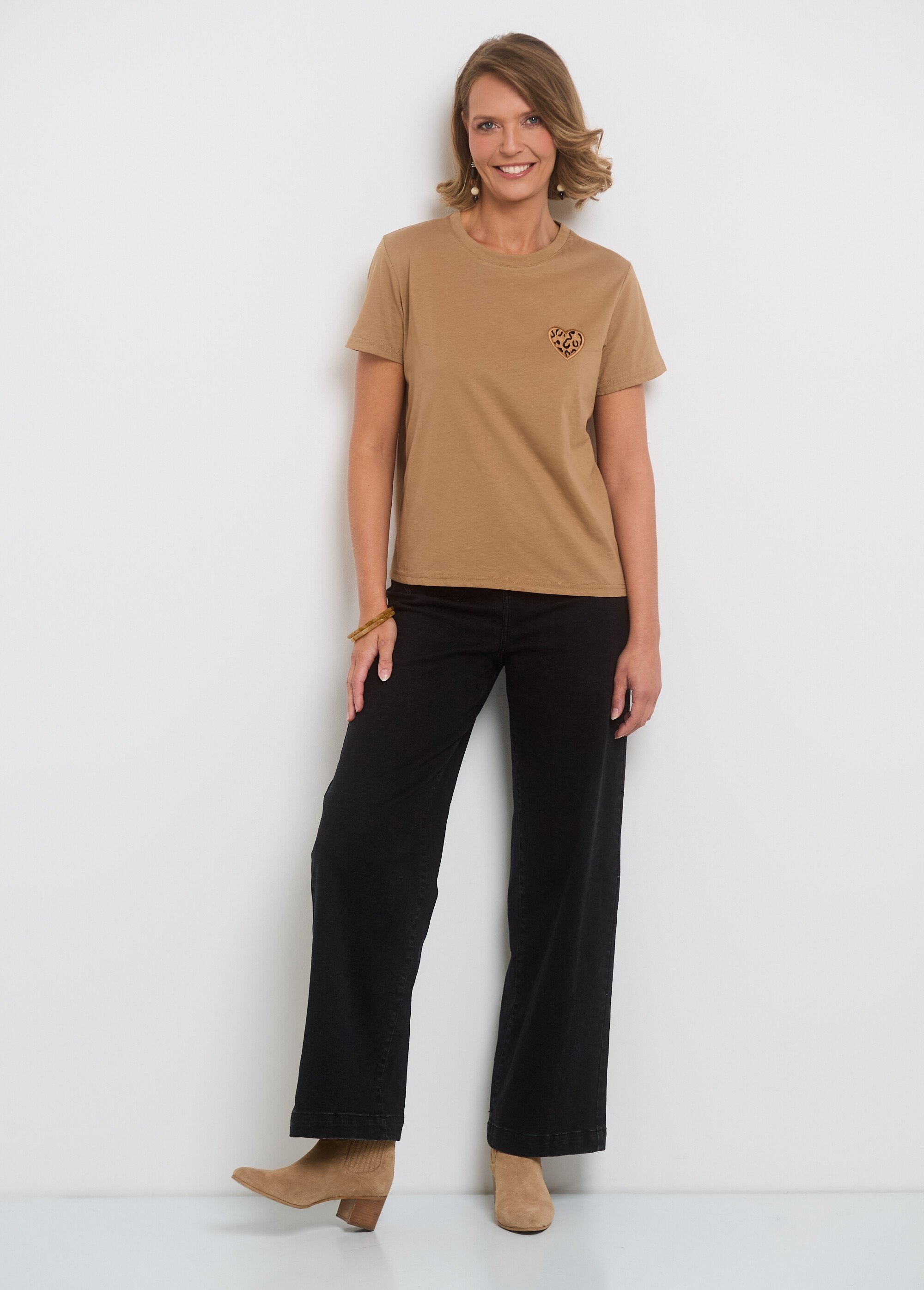 Geborduurd_hart_t-shirt_met_ronde_hals_Camel_SF1_slim