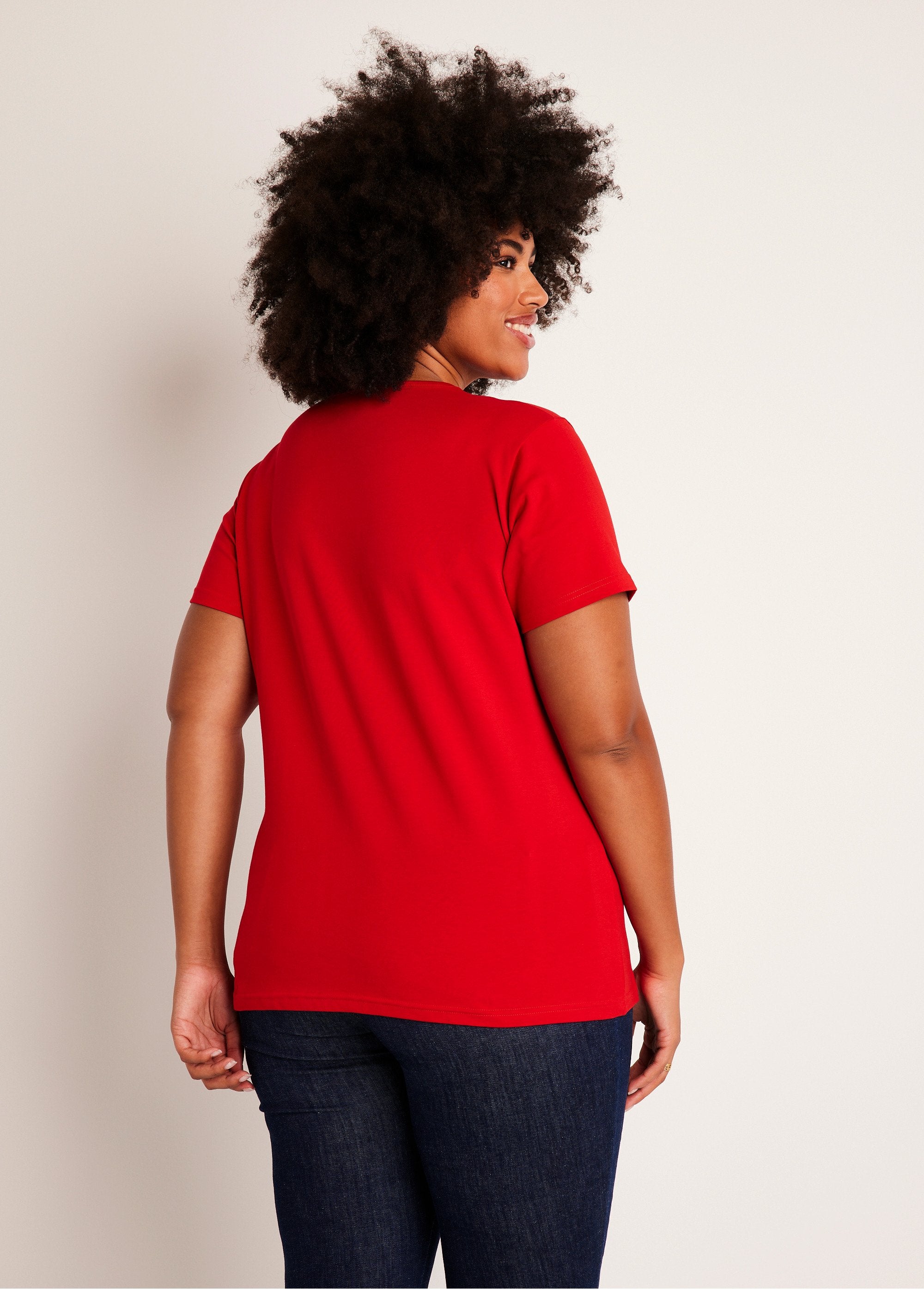 Geborduurd_opengewerkt_V-hals_T-shirt_Rood_DO1_curvy