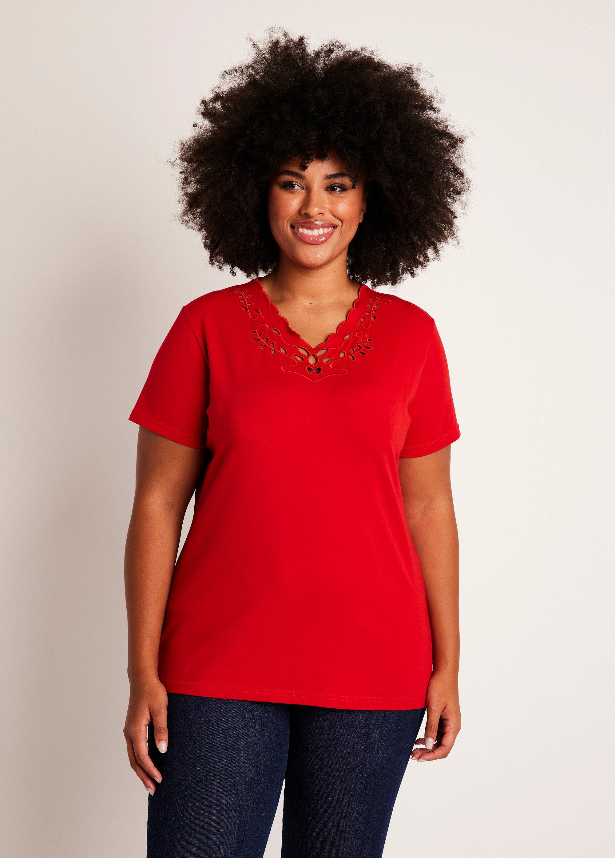 Geborduurd_opengewerkt_V-hals_T-shirt_Rood_FA1_curvy