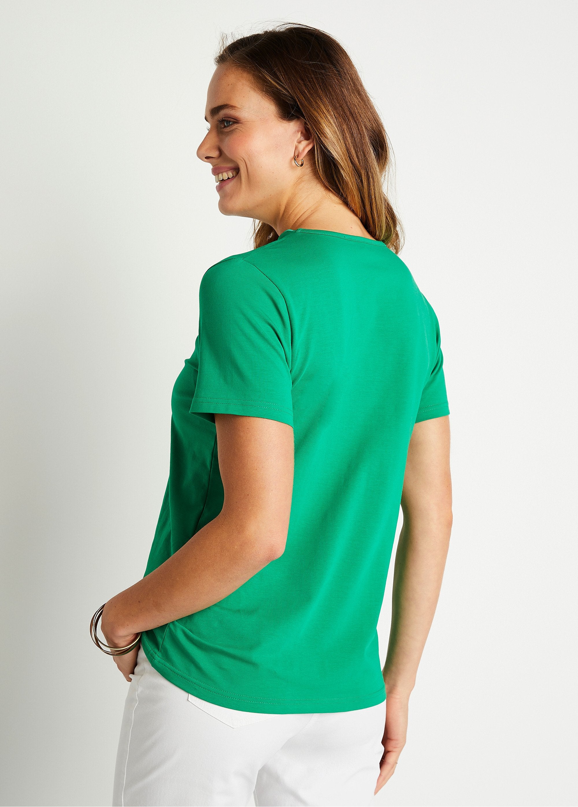 T-shirt_col_V_ajouré_brodé_Vert_DO1_slim