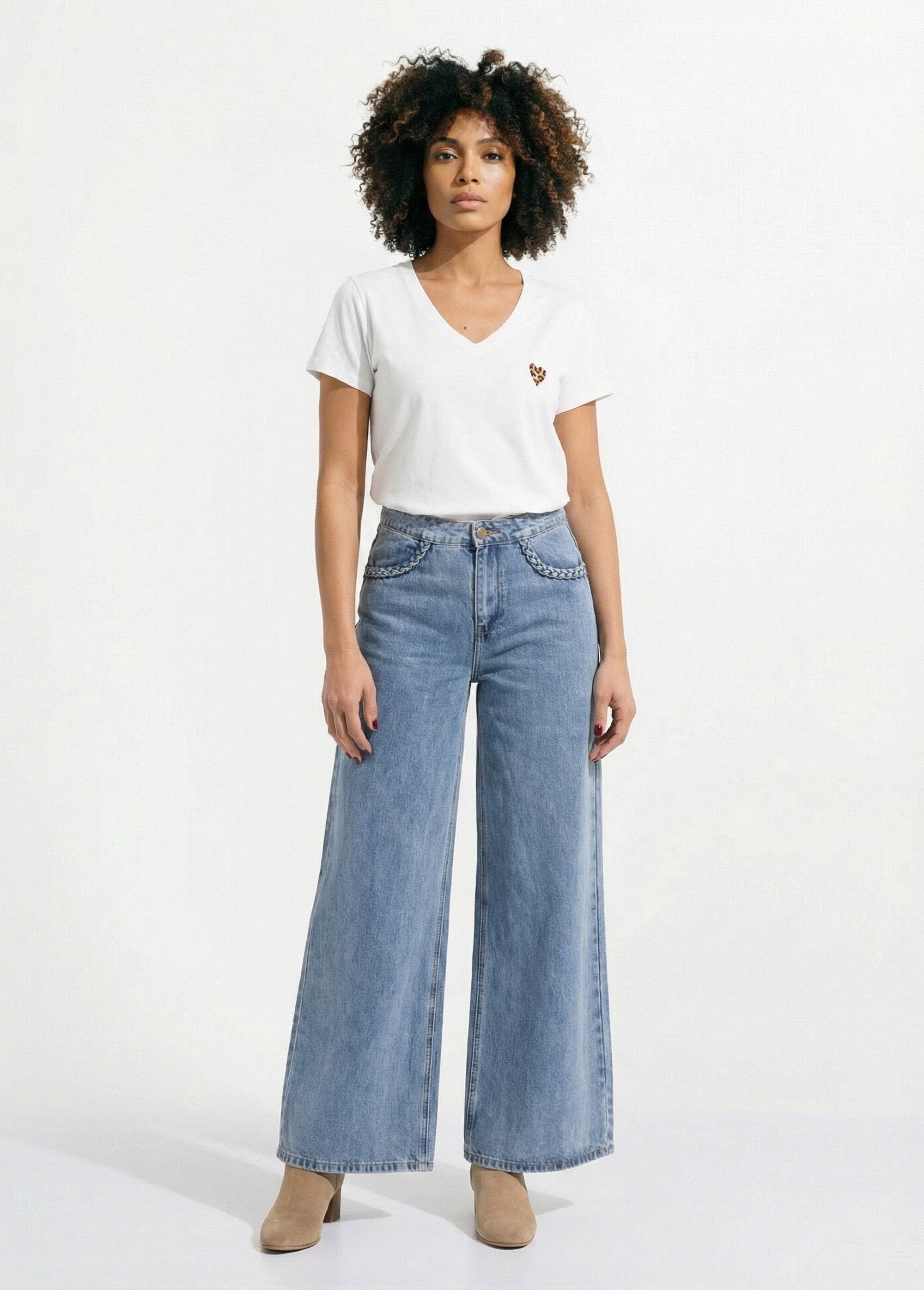 T-shirt_met_V-hals_en_fluorescerend_luipaardborduursel_Blanc_SF1_slim