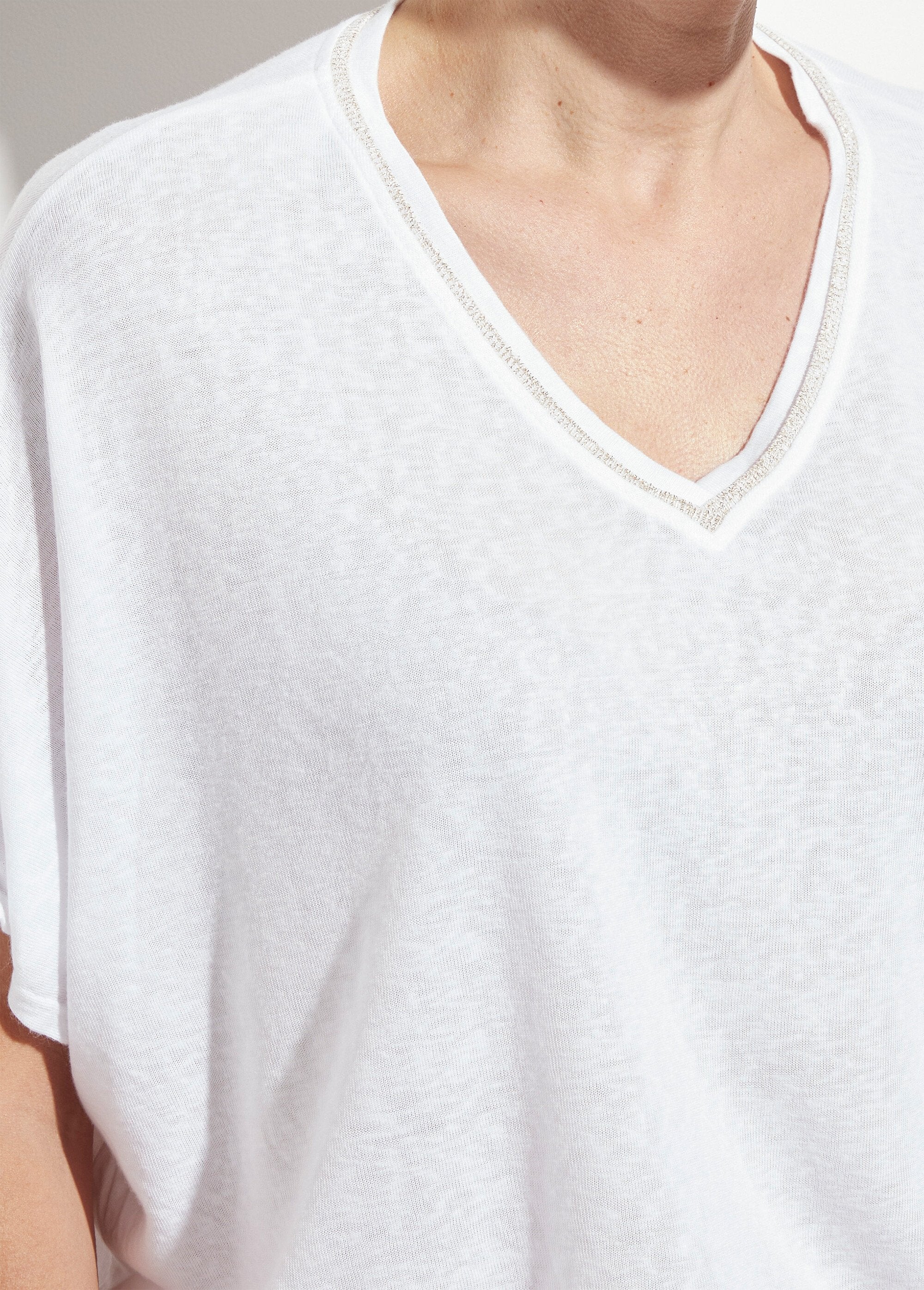 T-shirt_col_V_métallisé_et_manches_kimono_Blanc_DE1_slim
