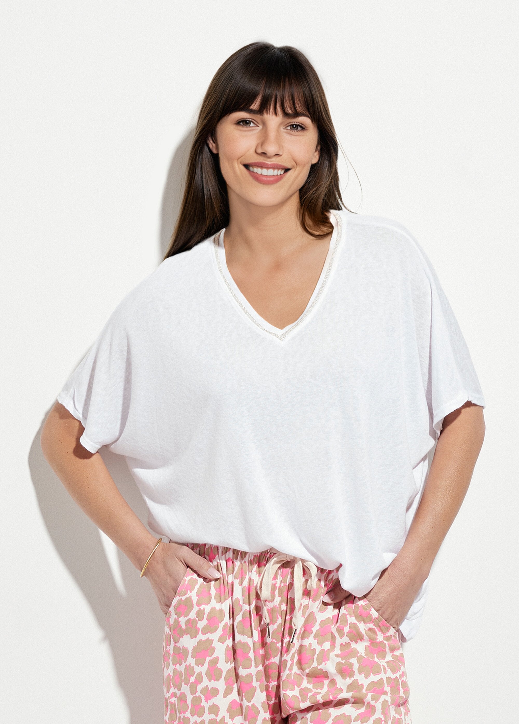 Metallic_T-shirt_met_V-hals_en_kimonomouwen_Blanc_FA1_slim