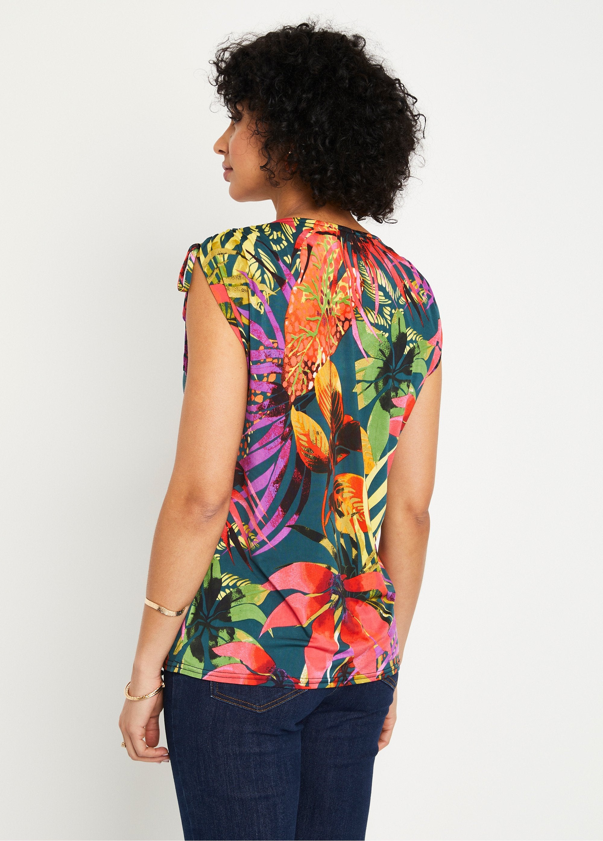 Losjes_v-hals_T-shirt_met_exotische_print_Veelkleurig_DO1_slim