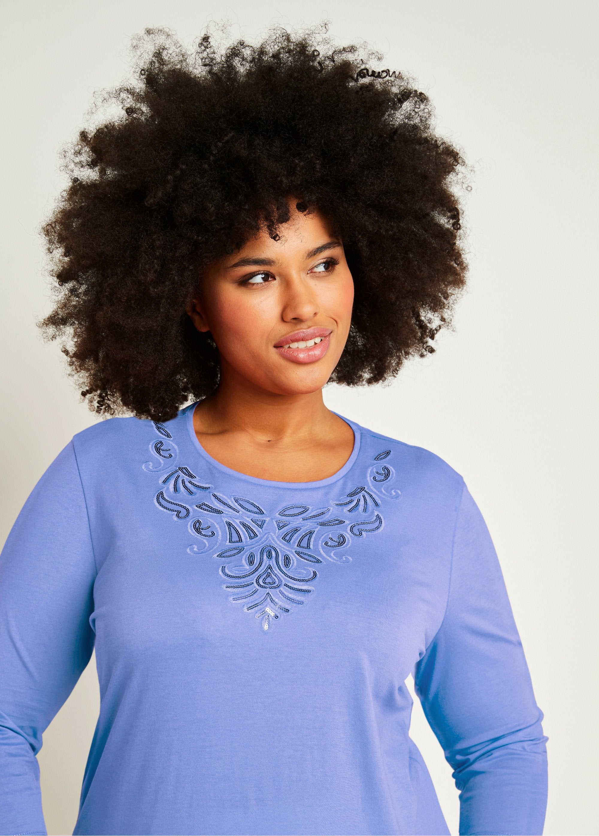 3/4_mouw_geborduurd_kort_T-shirt_BLAUW_DE1_curvy