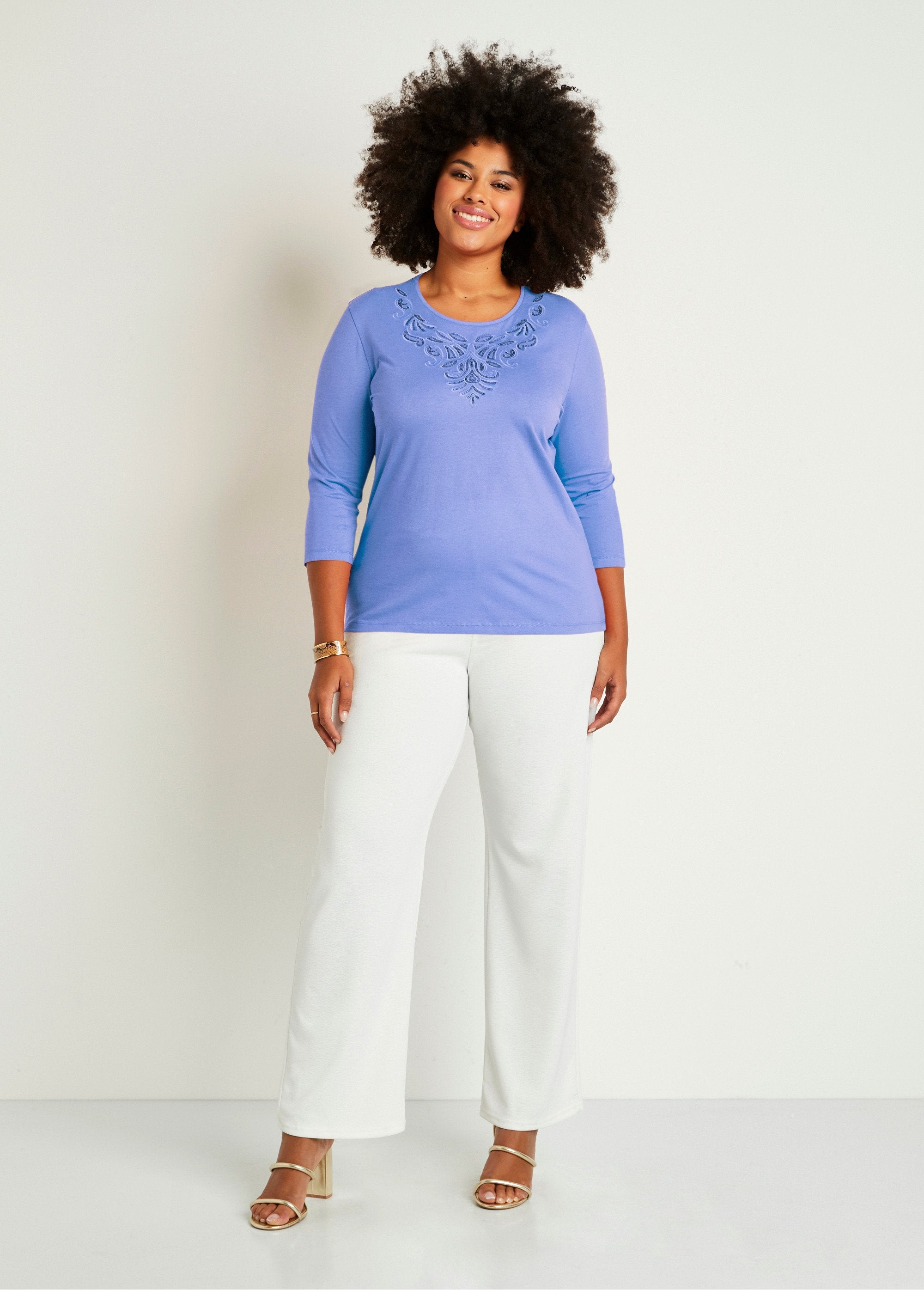 3/4_mouw_geborduurd_kort_T-shirt_BLAUW_SF1_curvy