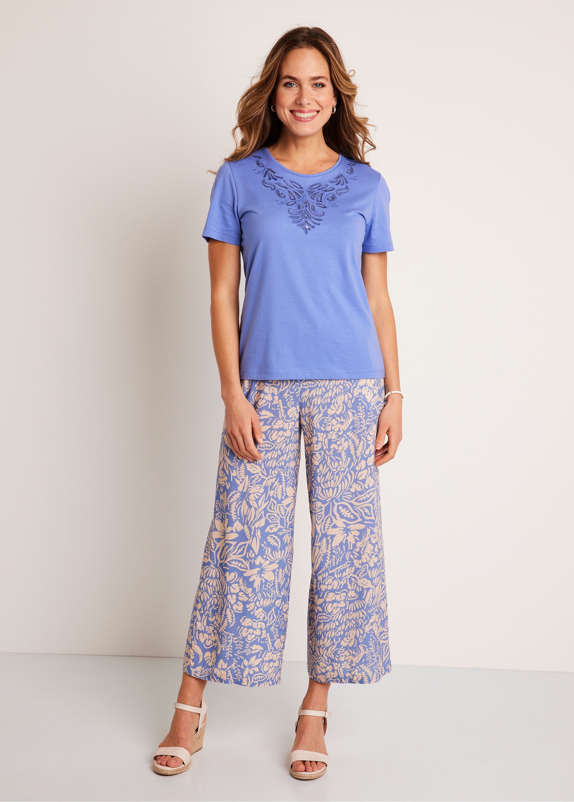 Short-sleeved_embroidered_cropped_t-shirt_Blue_SF1_slim