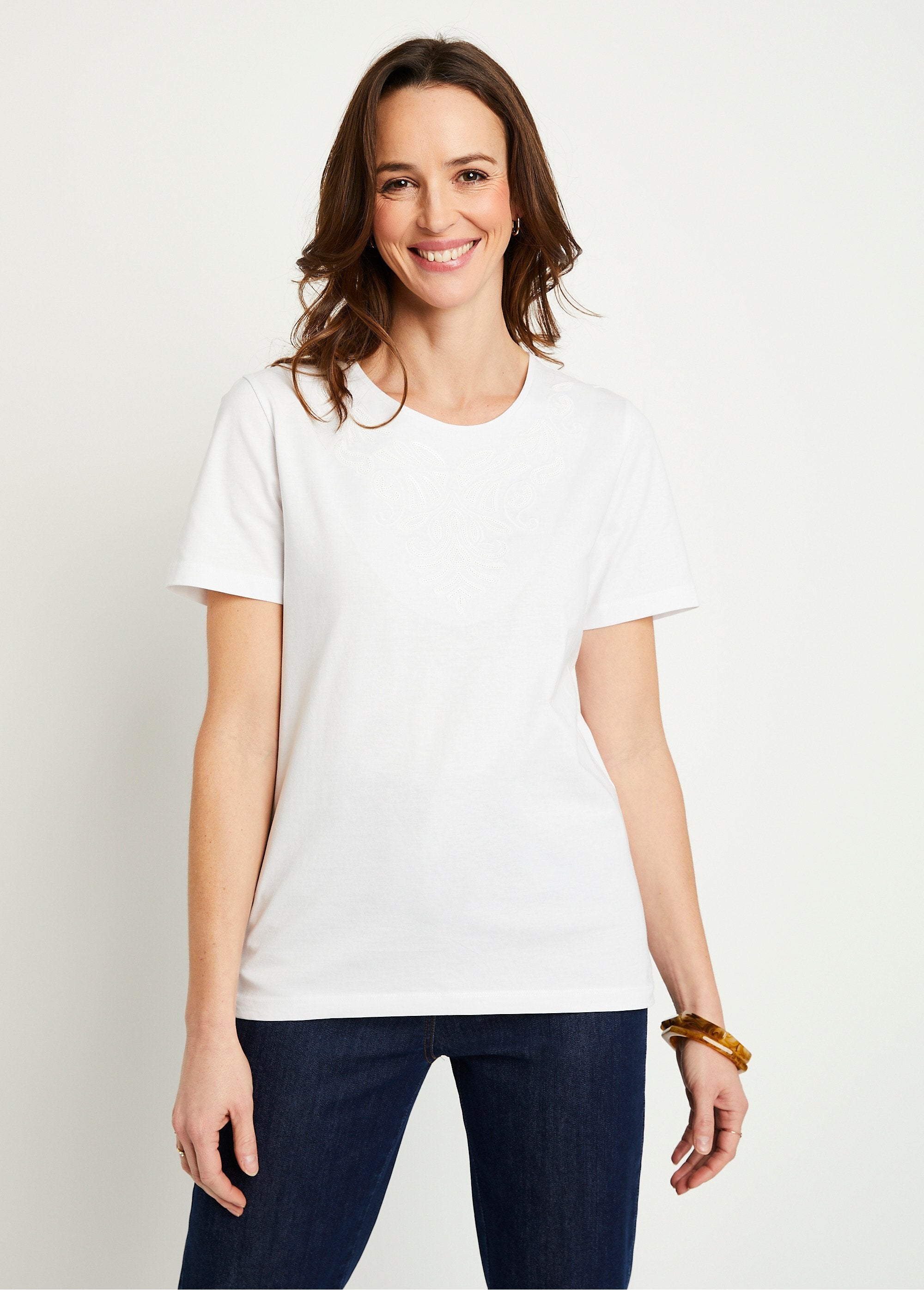 Camiseta_cropped_bordada_de_manga_curta_BRANCO_FA1_slim