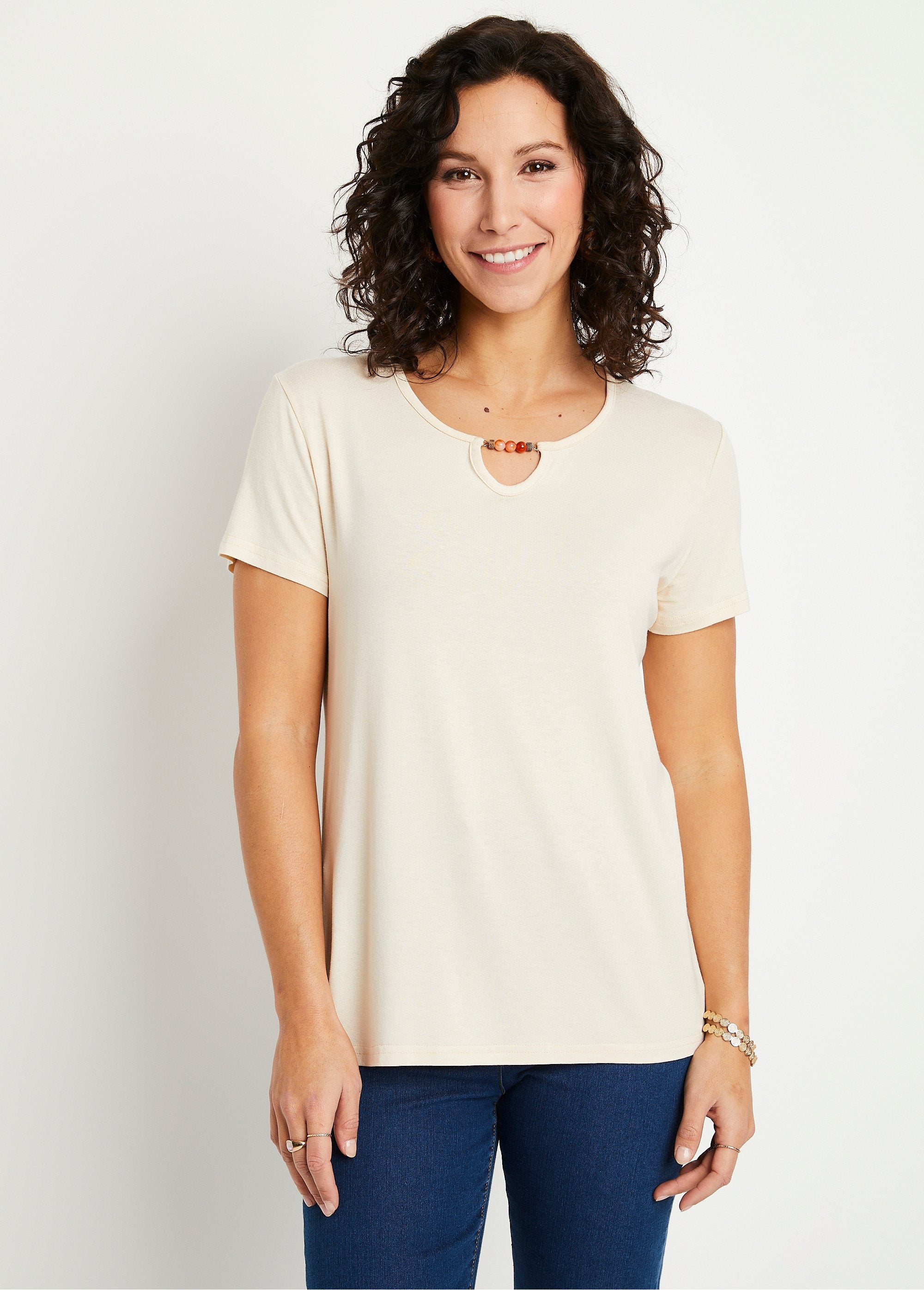 Juwelen_T-shirt_met_ronde_hals_Effen_beige_FA1_slim