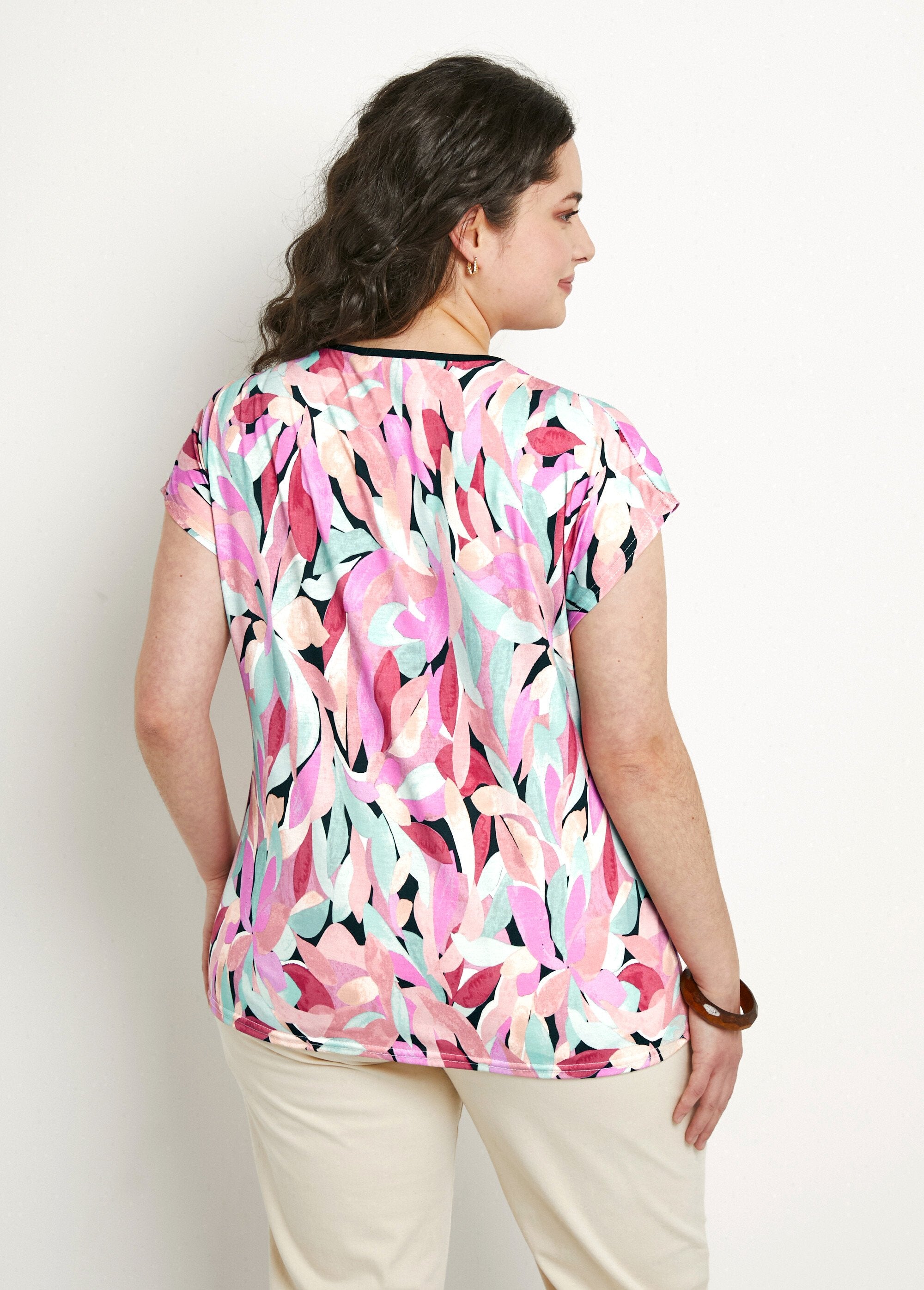 T-shirt_met_V-hals_en_bandjes_met_bloemenprint_Noir_et_saumon_DO1_curvy