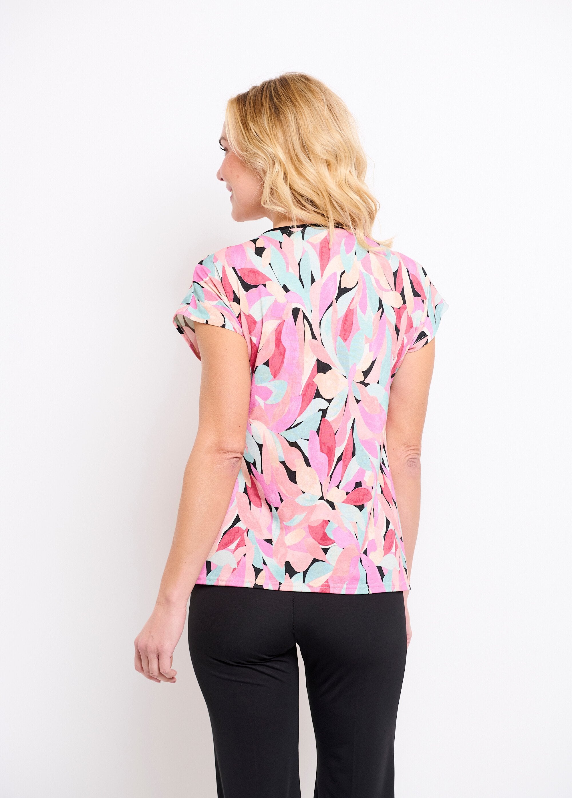 T-shirt_met_V-hals_en_bandjes_met_bloemenprint_Noir_et_saumon_DO1_slim