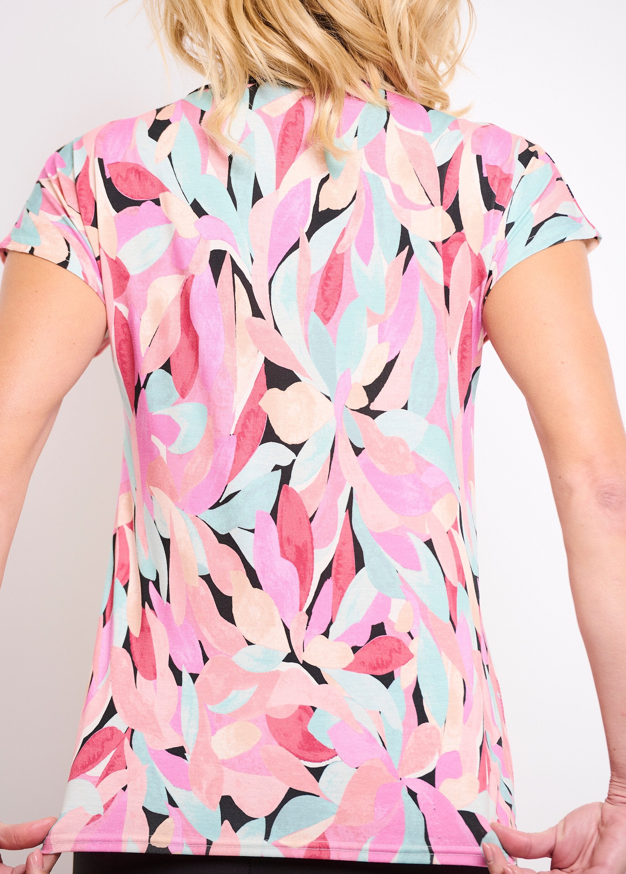 T-shirt_met_V-hals_en_bandjes_met_bloemenprint_Noir_et_saumon_DO2_slim