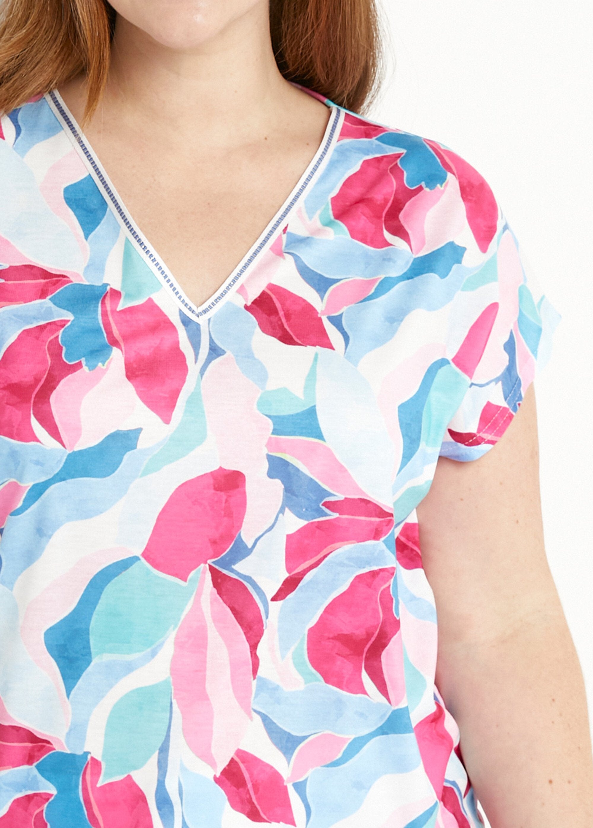 T-shirt_court_col_V_brillant_imprimé_Bleu_et_rose_DE1_curvy