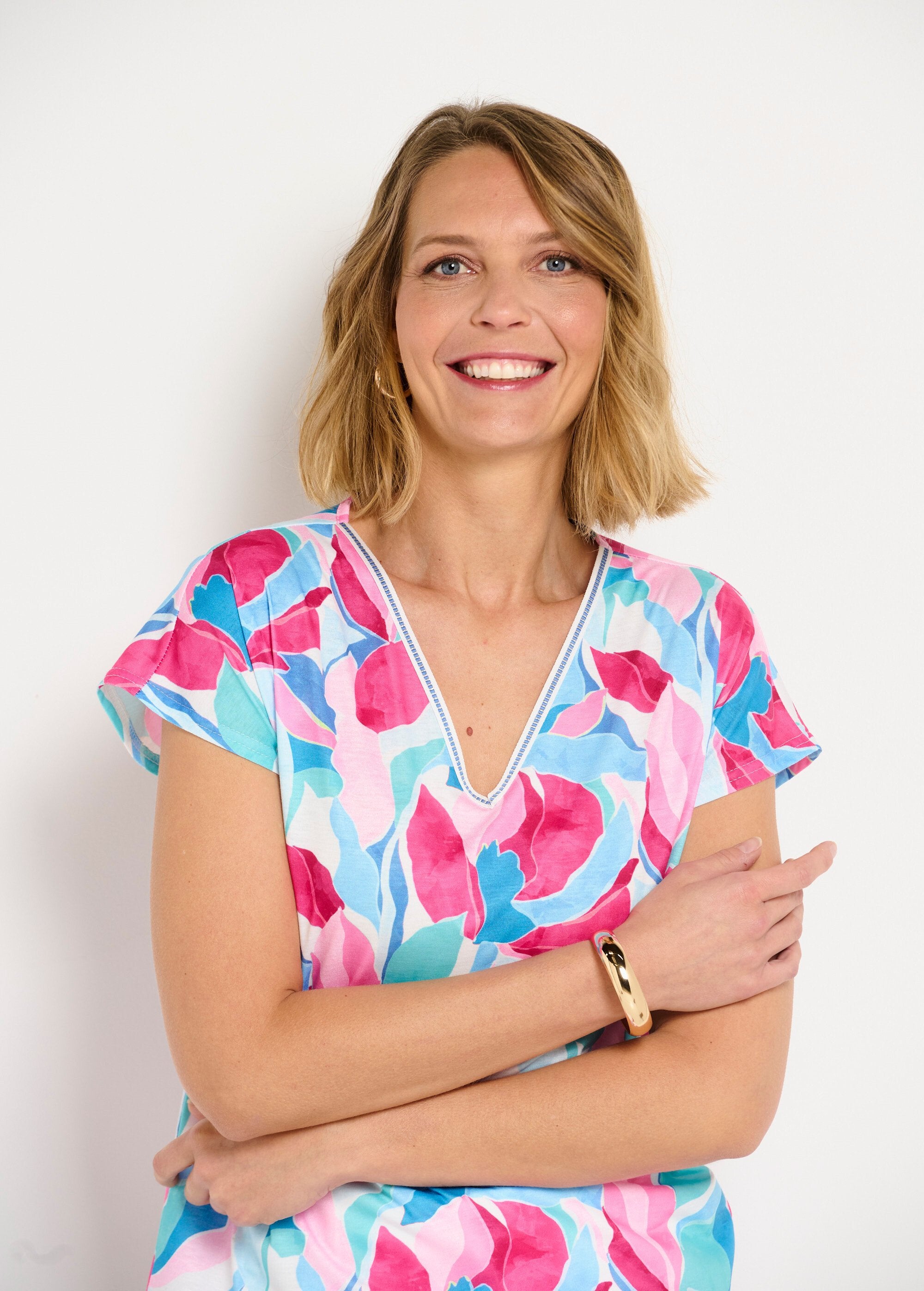 T-shirt_court_col_V_brillant_imprimé_Bleu_et_rose_DE1_slim